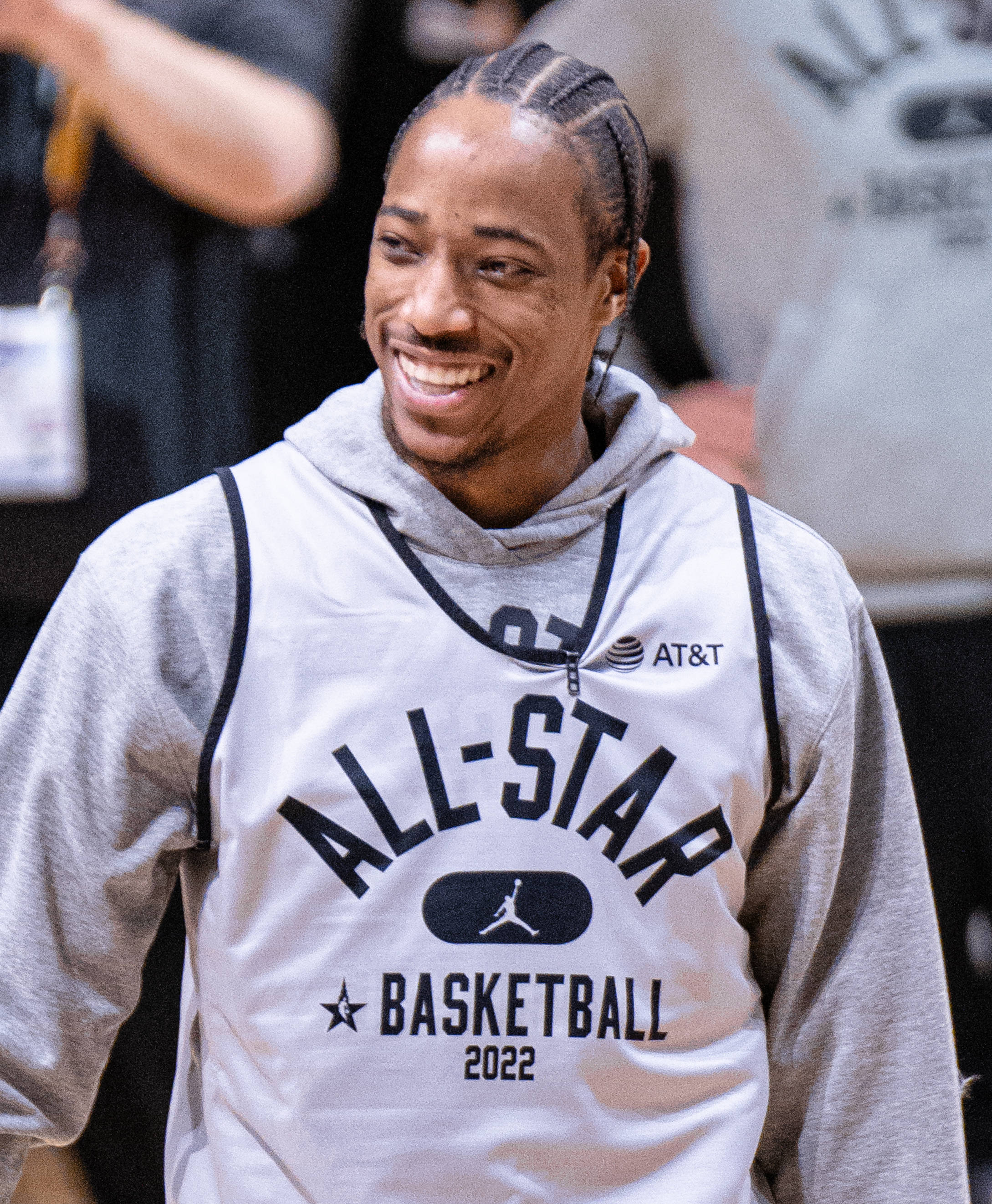 Ngumiti si Demar DeRozan na may Tinirintas na Buhok Wallpaper