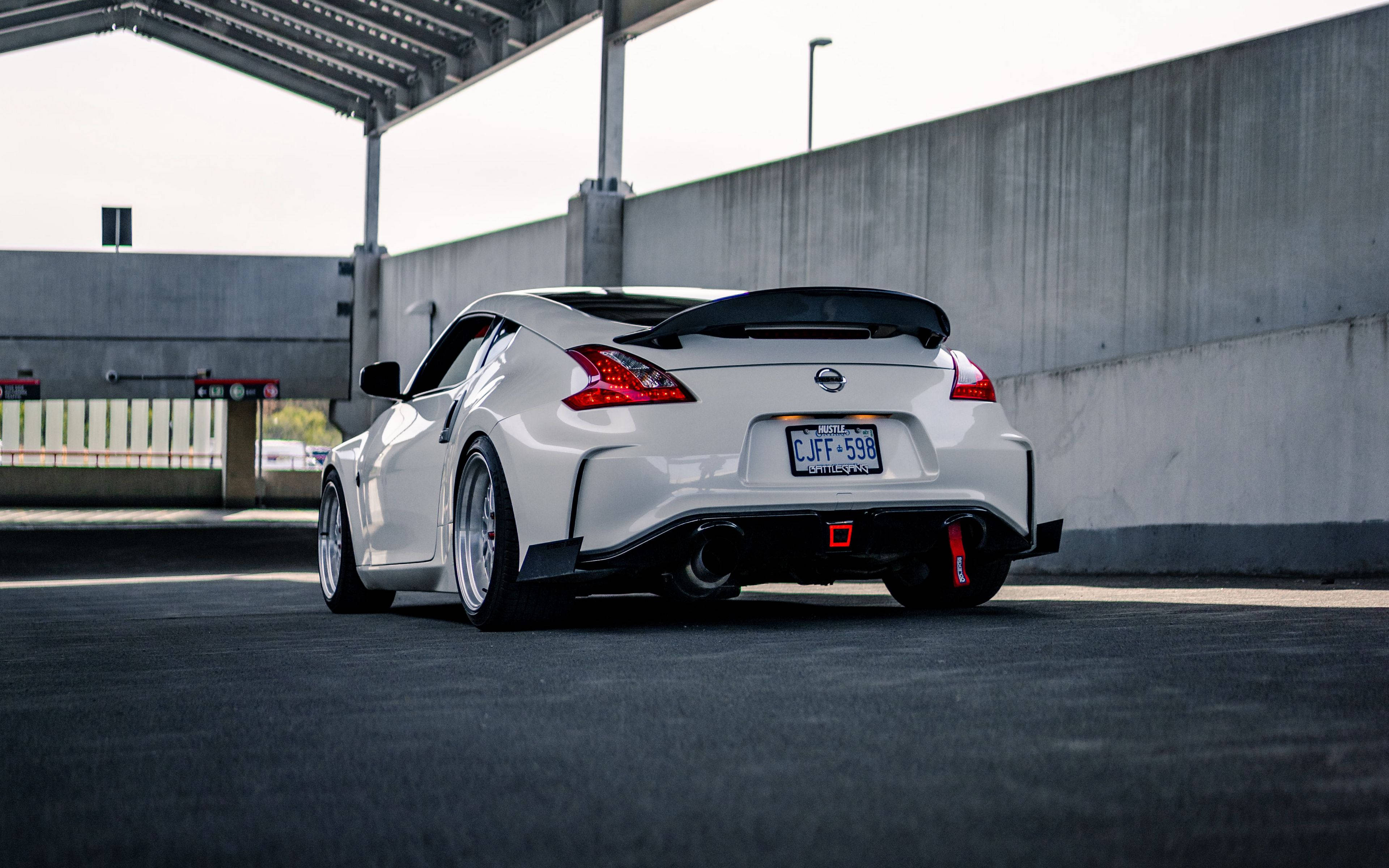 Nissan 370Z Sa Isang May Takip na Paradahan Wallpaper