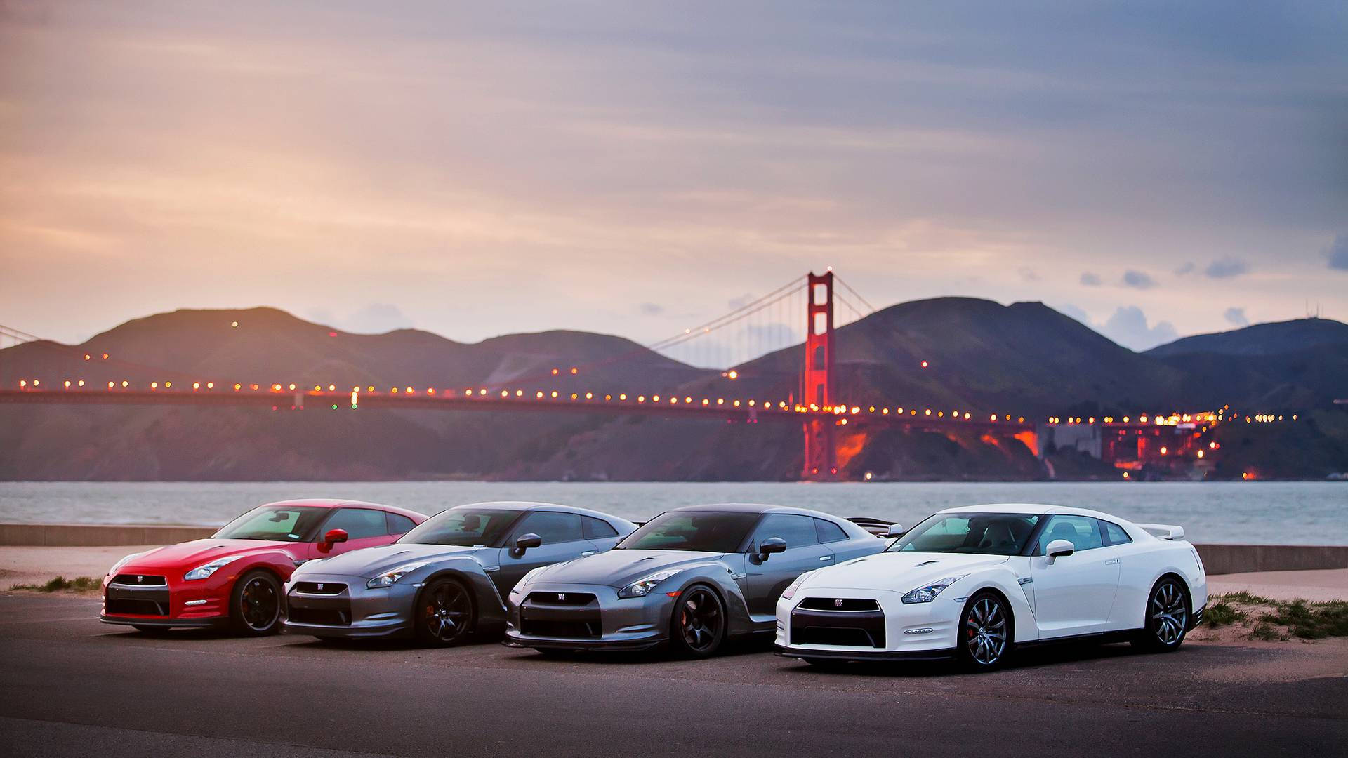 Nissan GTR na mga Kotse na Naka-park Malapit sa Dagat Wallpaper