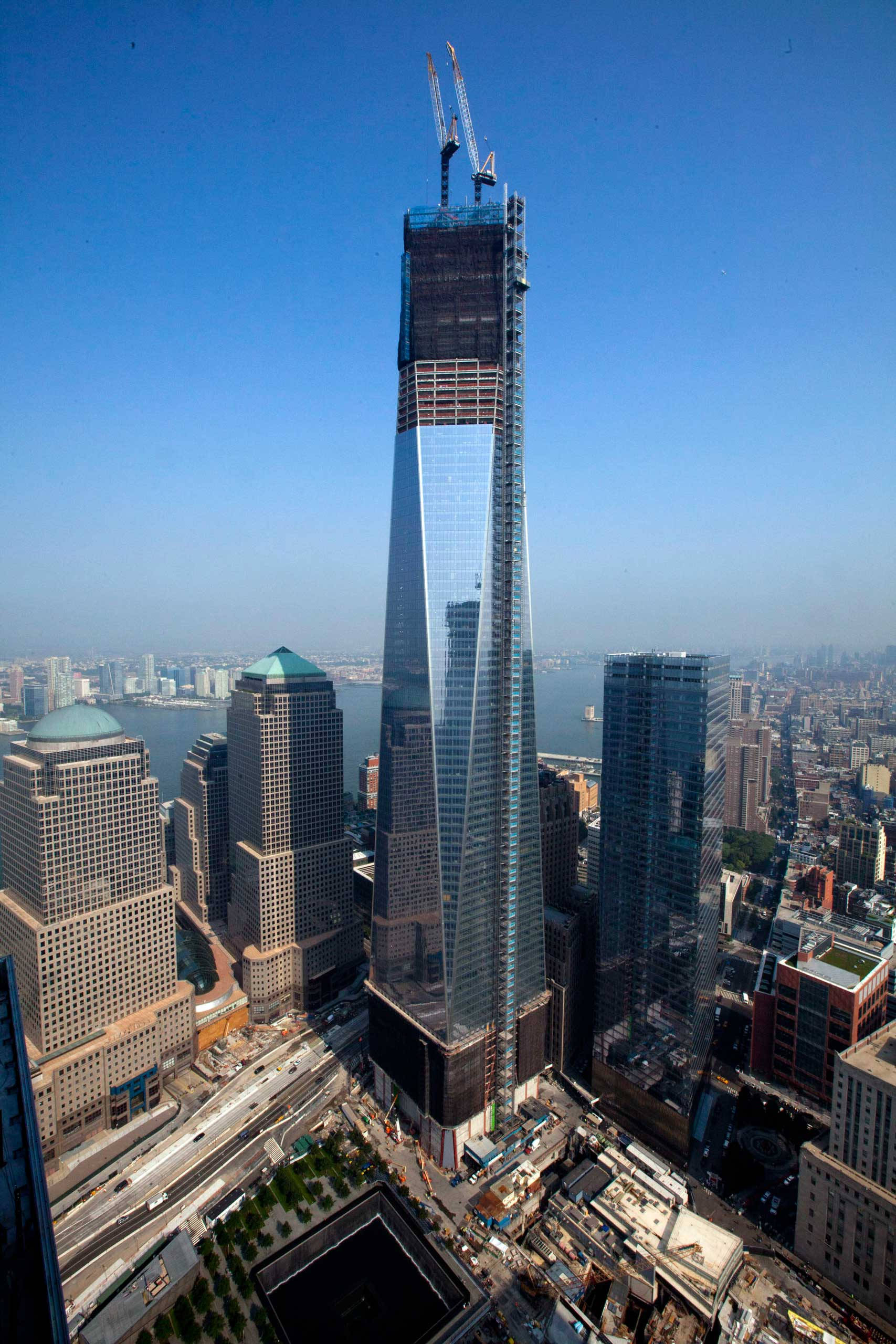 One World Trade Center na may mga Crane Wallpaper
