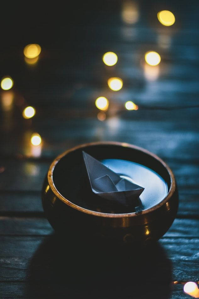 Origami Bangka na Lumulutang sa Mangkok Wallpaper