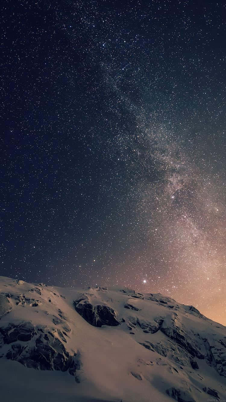 Orihinal na iPhone 5s na Bulubundukin sa Maulang Kalangitan Wallpaper
