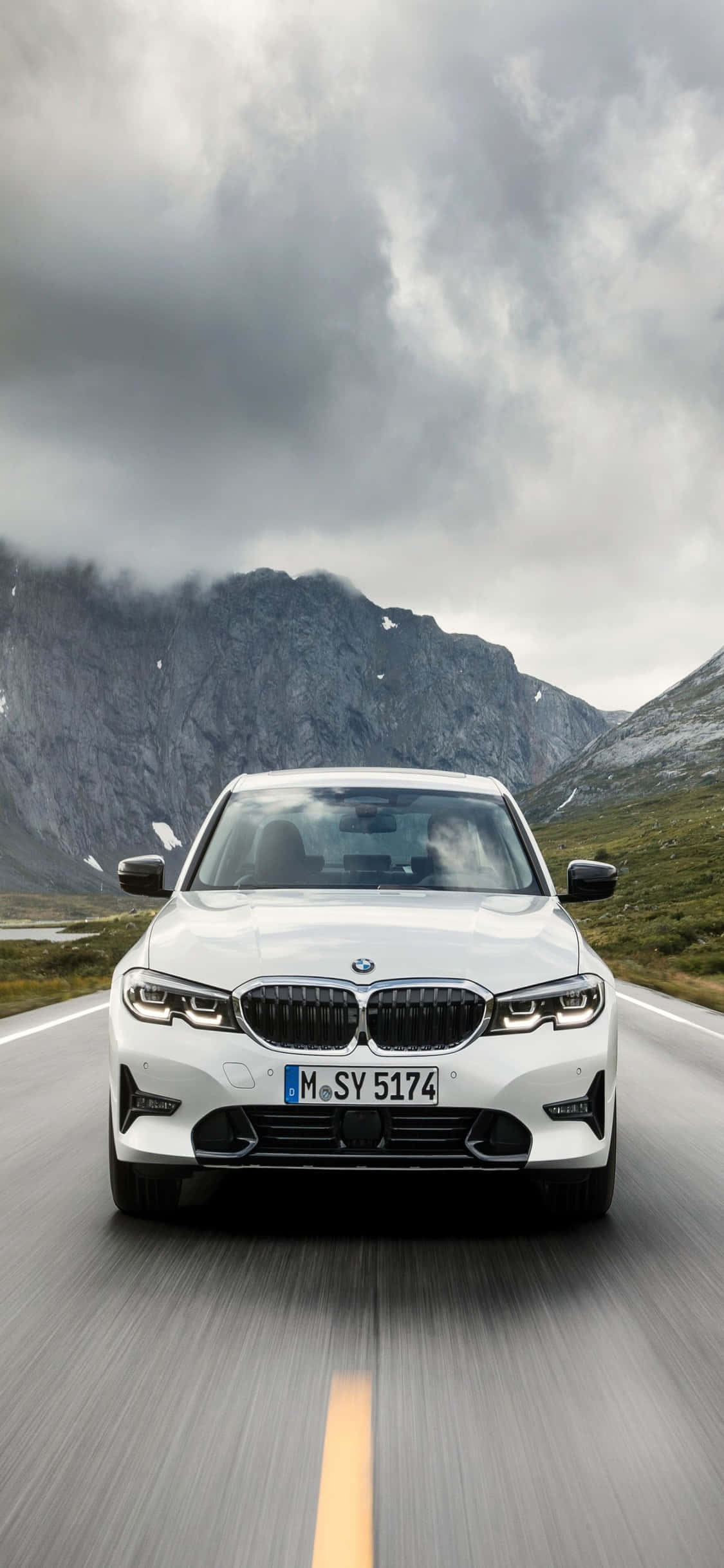 Pag-iisa ng Pagganap at Estilo – iPhone X at BMW Wallpaper