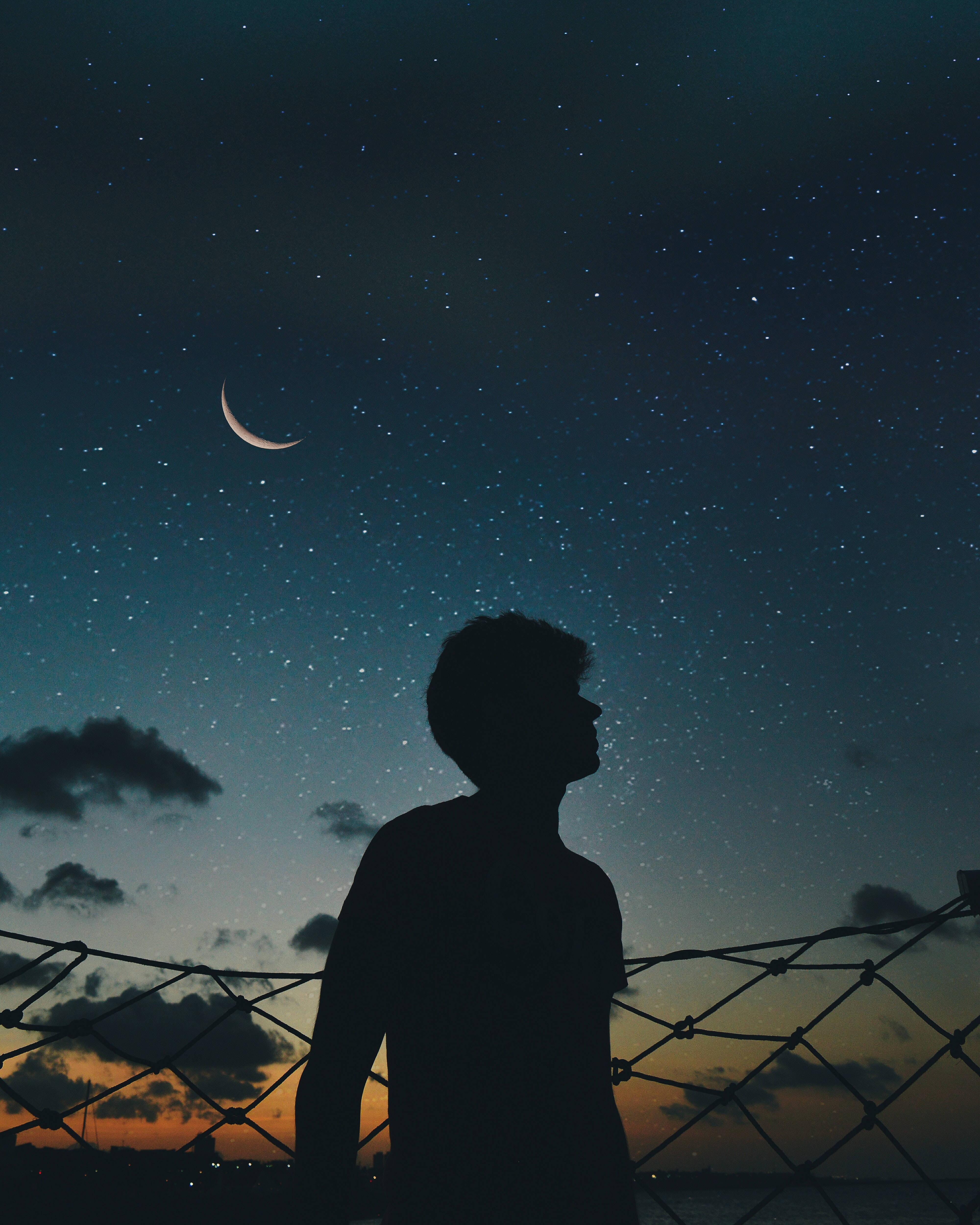 Pag-iisa sa Ilalim ng mga Bituin Wallpaper