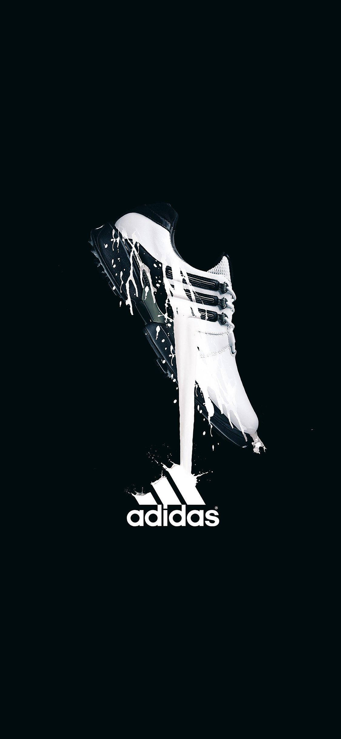Itaas ang iyong style game gamit ang iconic na Adidas logo. Wallpaper