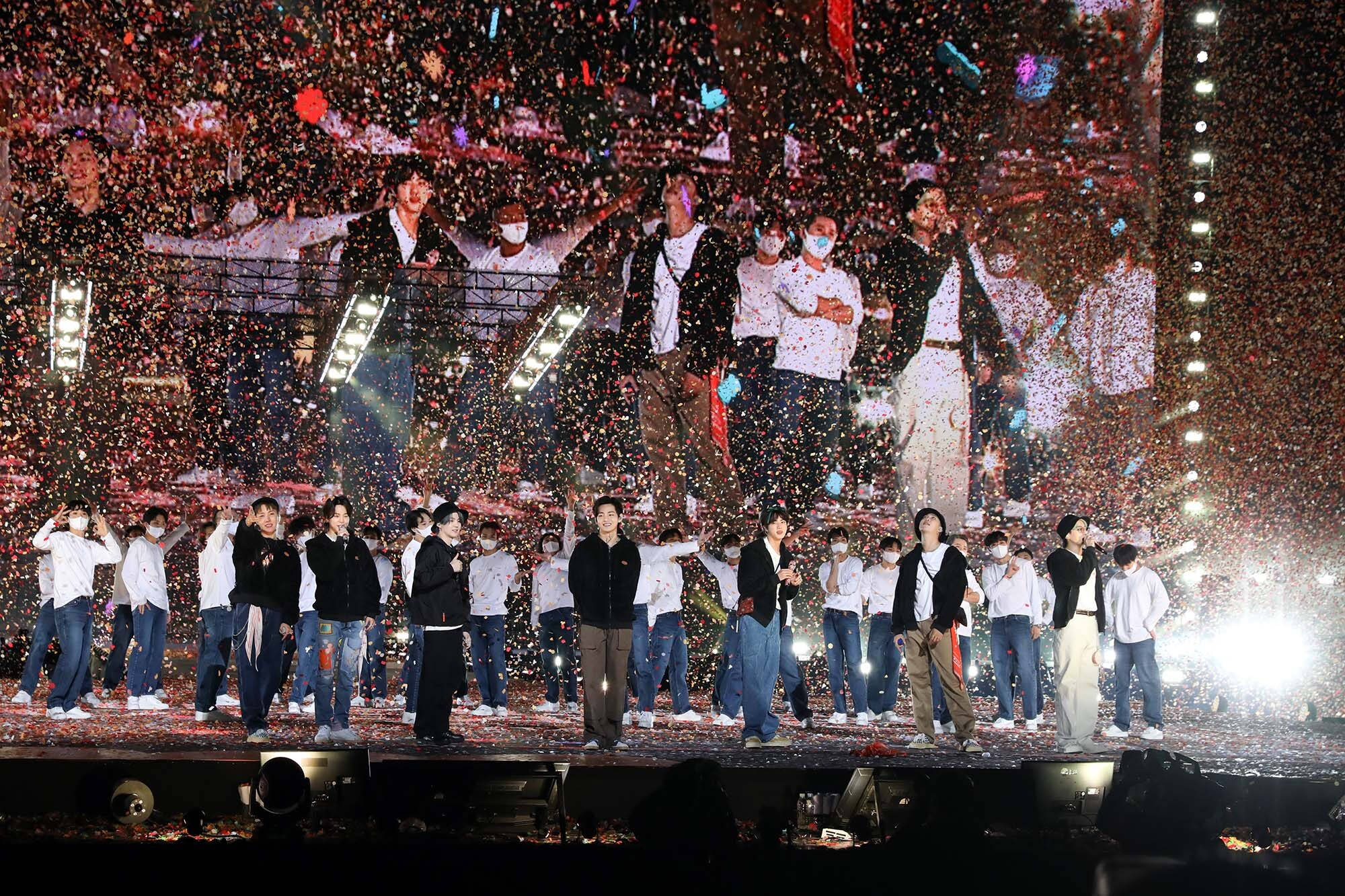 Pagbuhos ng Confetti sa Konsiyerto ng BTS Wallpaper