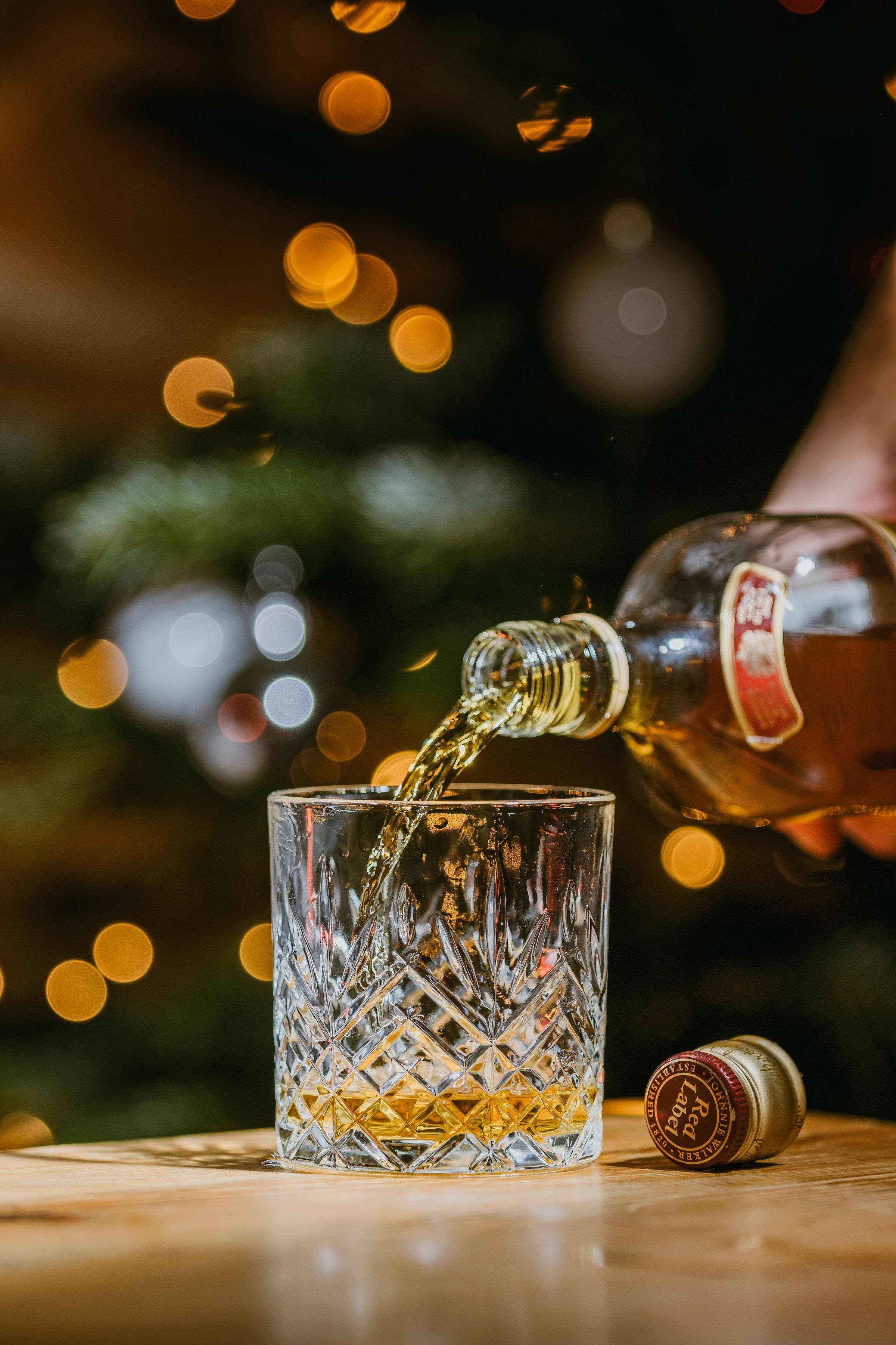 Pagbuhos ng Whiskey sa Baso ng Pasko Wallpaper
