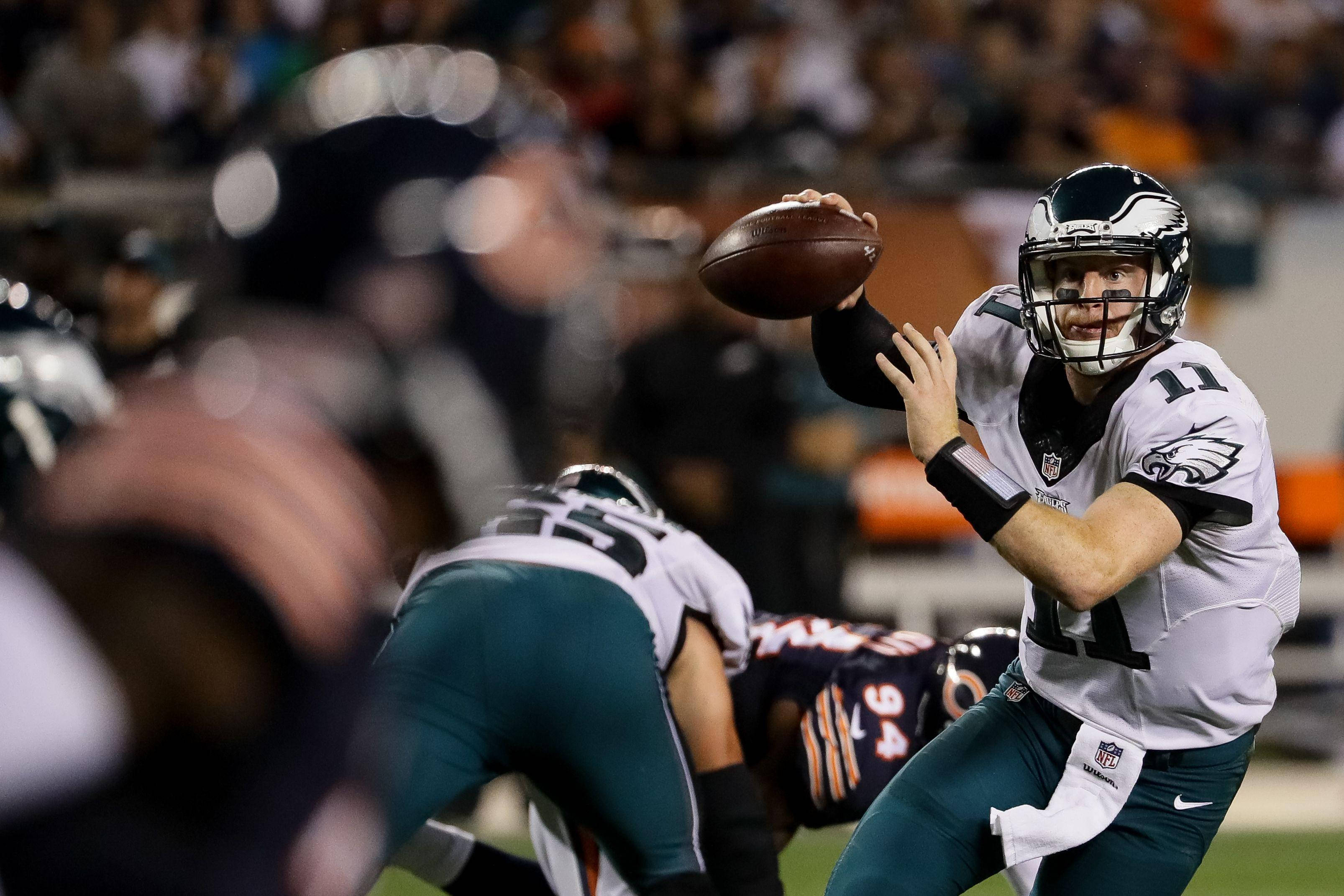 Paghagis ng Football ni Carson Wentz Wallpaper