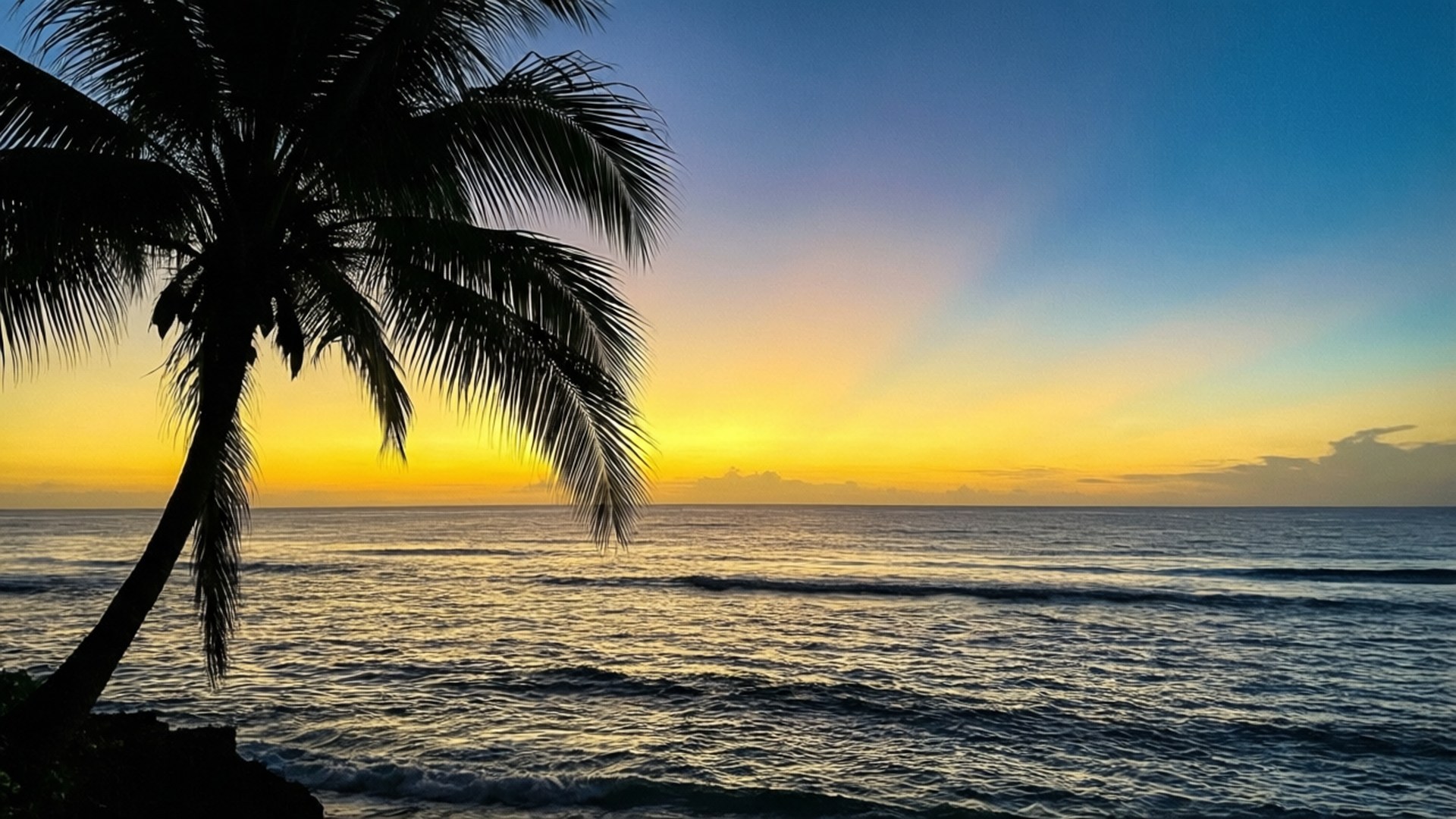 Paglubog ng Araw sa Tropikal na Paraiso Wallpaper