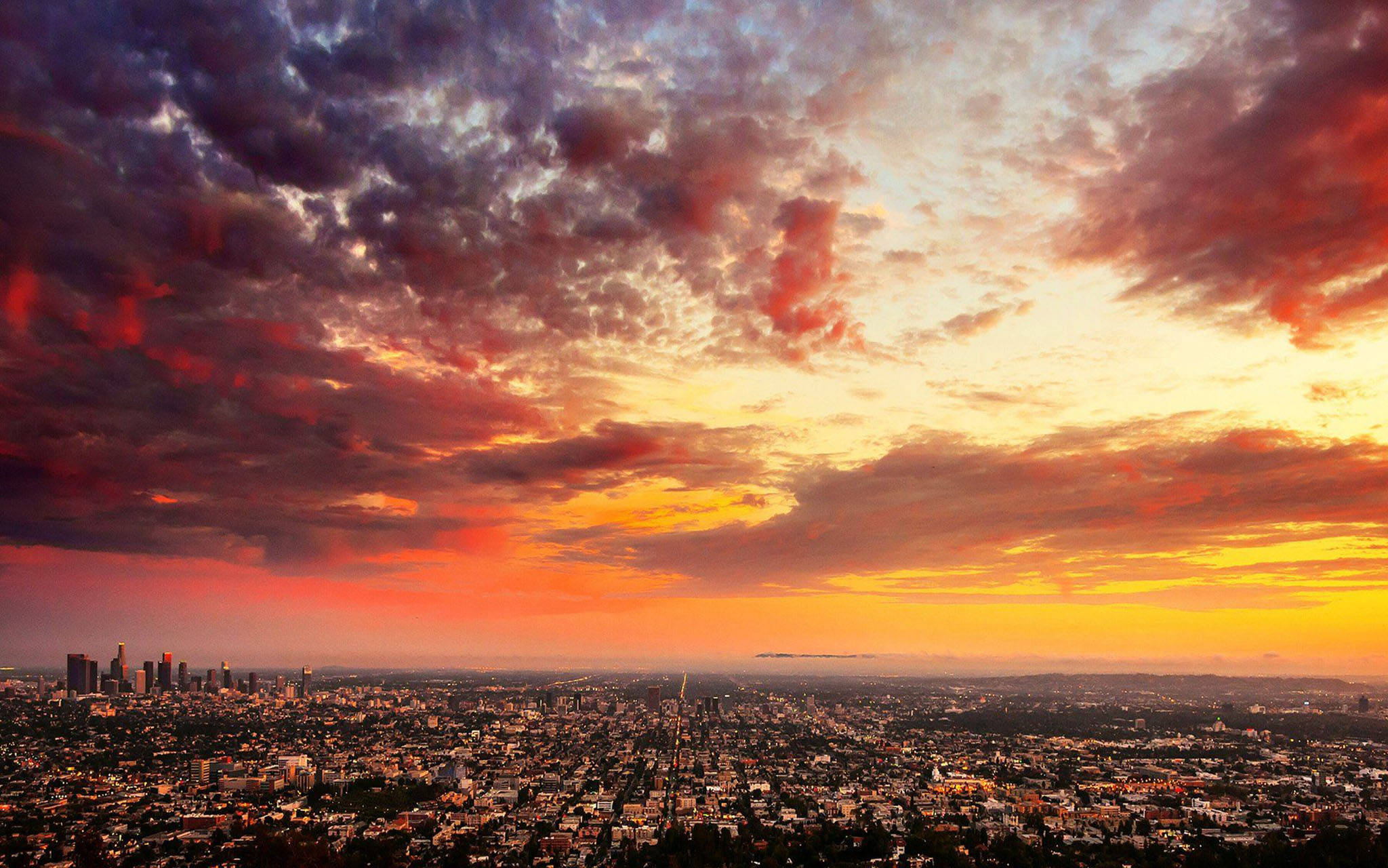 Paglubog ng Araw sa Los Angeles na Maulap Wallpaper
