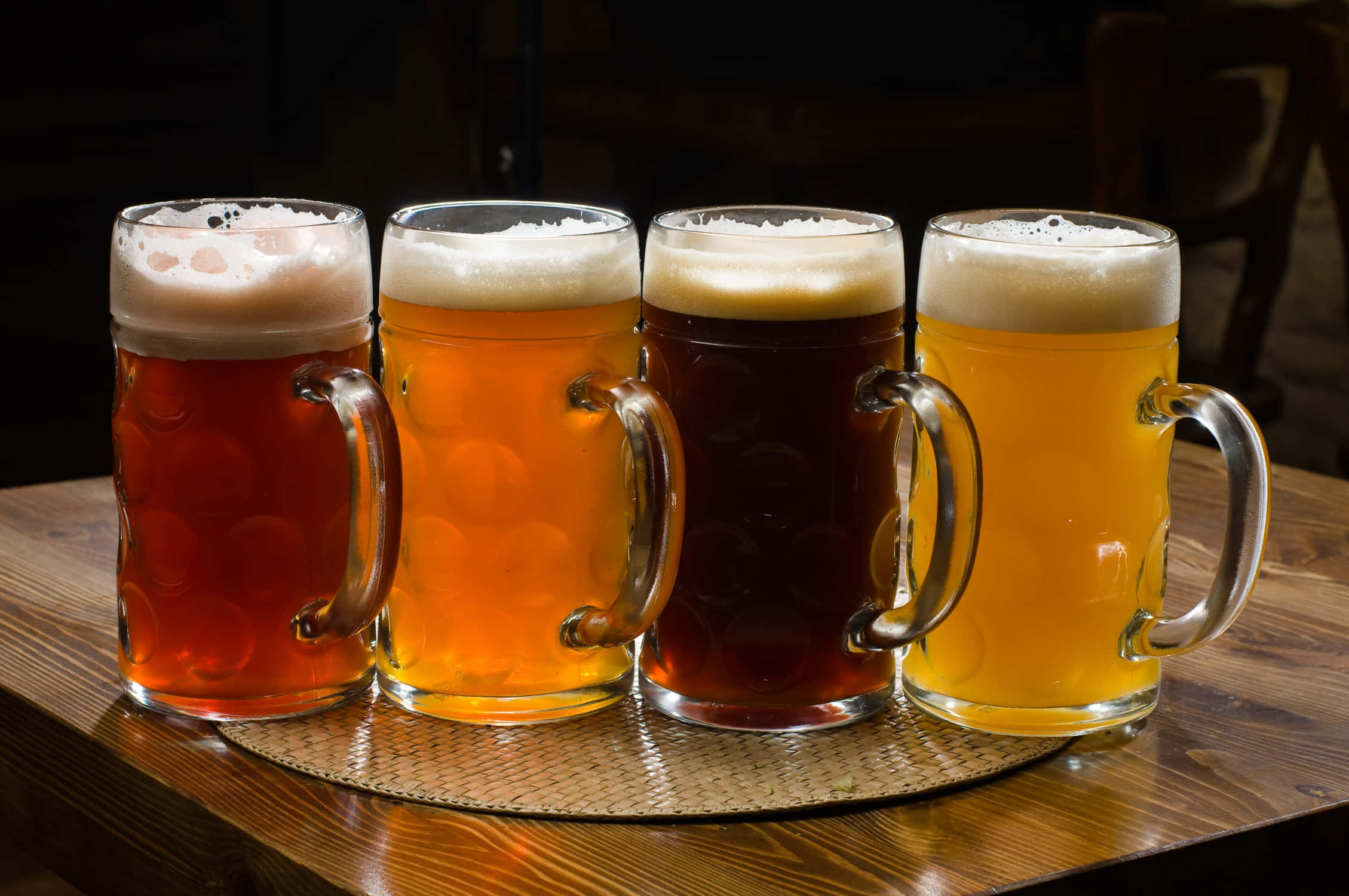 Palamig gamit ang isang delicioso, ice cold na serbesa Wallpaper