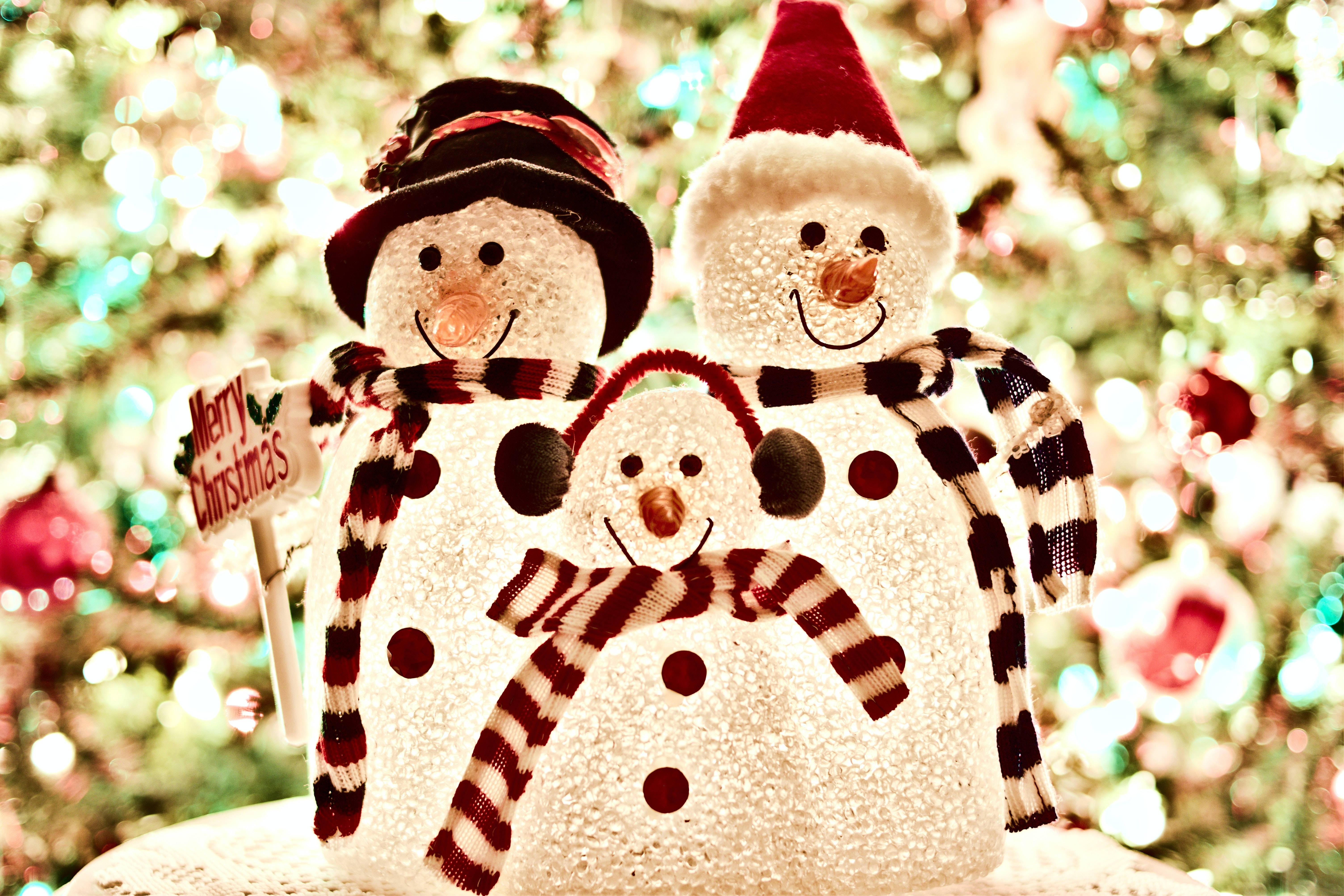 Pamilya ng Snowman sa Pasko na may Mataas na Resolusyon Wallpaper