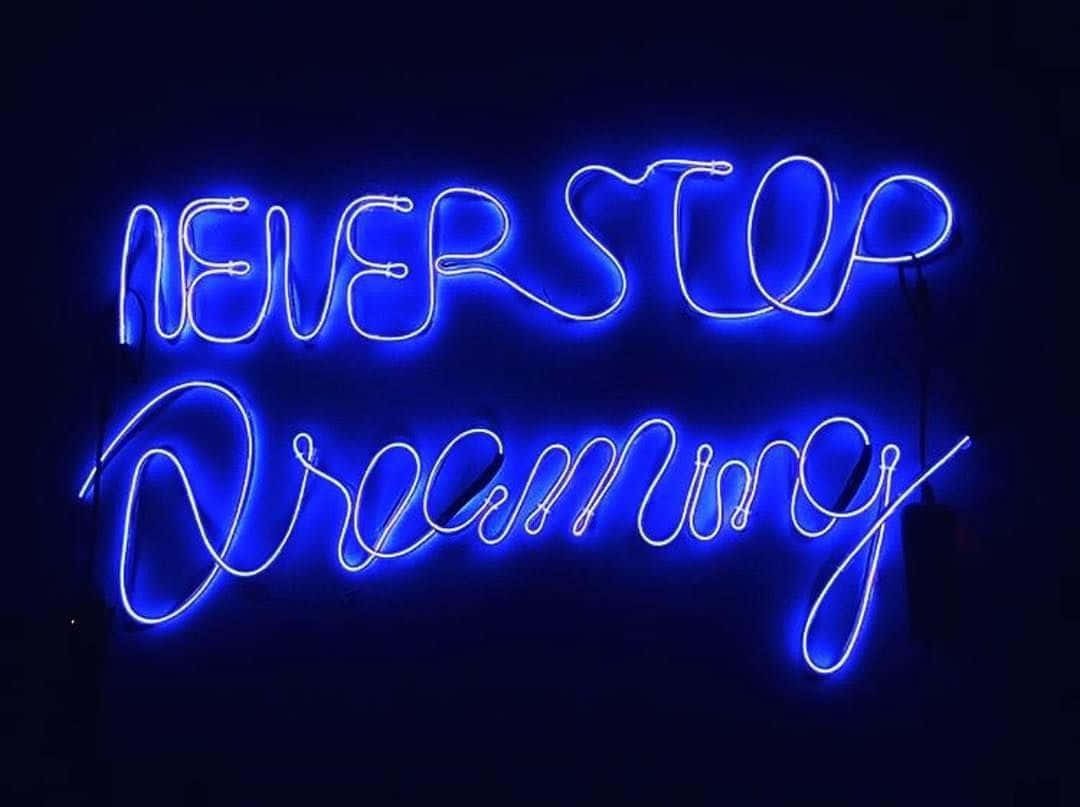 Pangarapin ang imposibleng pangarap gamit ang nakasisilaw na neon blue na estetika. Wallpaper