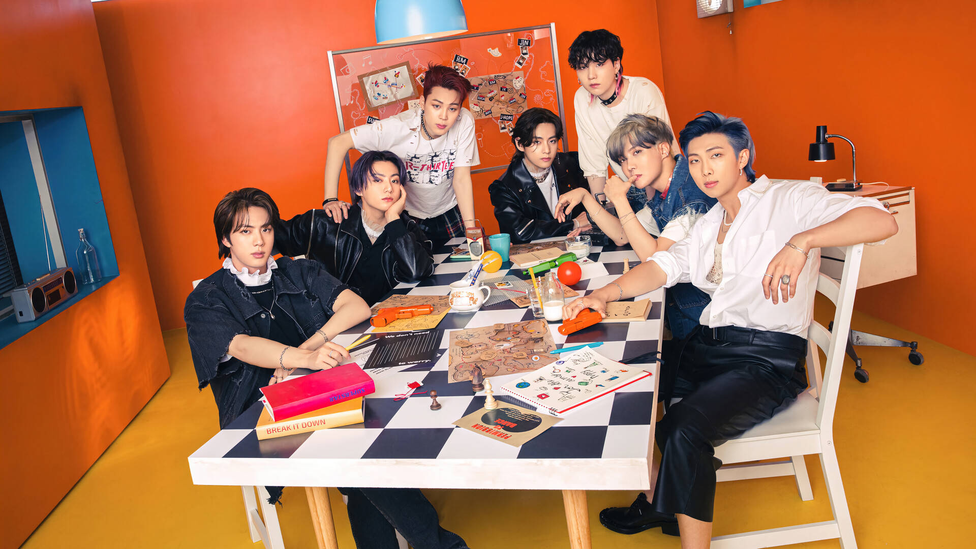 Pangkatang Litrato ng BTS Sa Orange na Kwarto Wallpaper