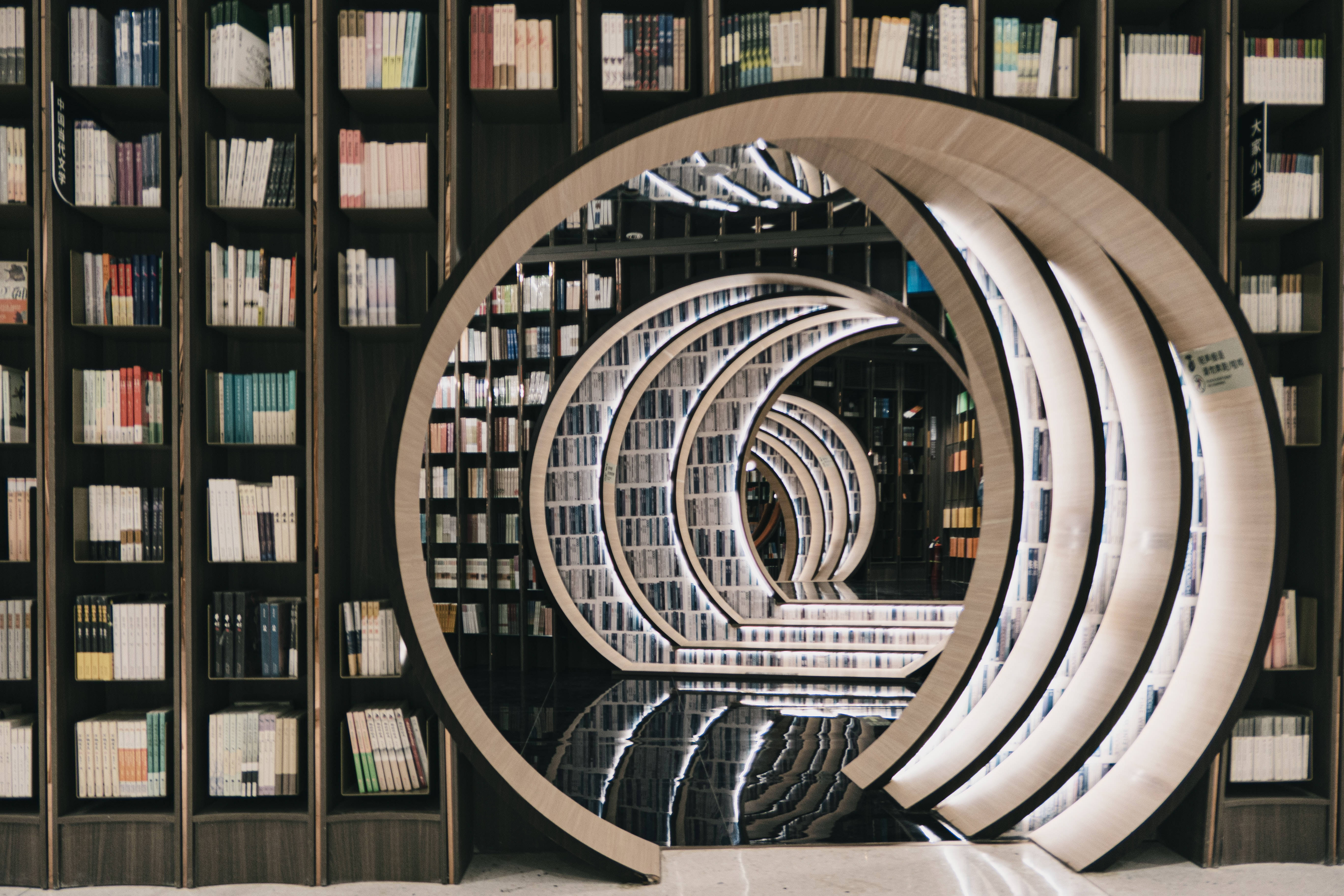 Panoramikong Tanawin ng Pabilog na Bookshelf sa Aklatan Wallpaper