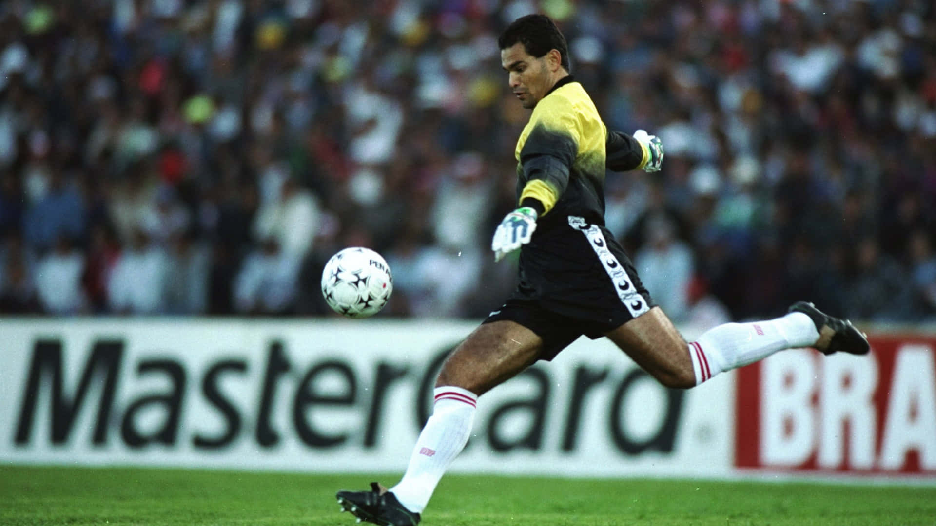 Paraguayang Manlalaro ng Football na Goalkeeper na si Jose Luis Chilavert na Sinisipa ang Bola Wallpaper