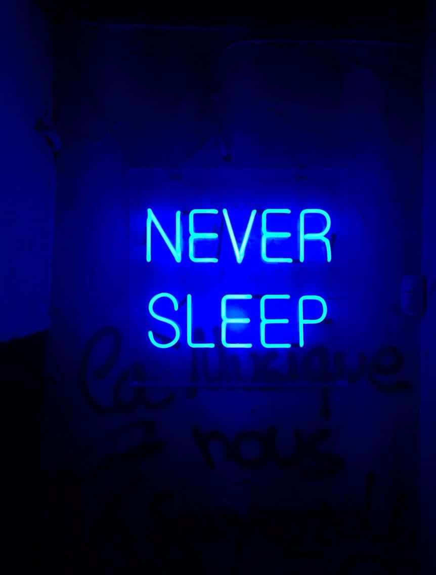 Pasiglahin ang Iyong Araw gamit ang Neon Blue Aesthetic Wallpaper