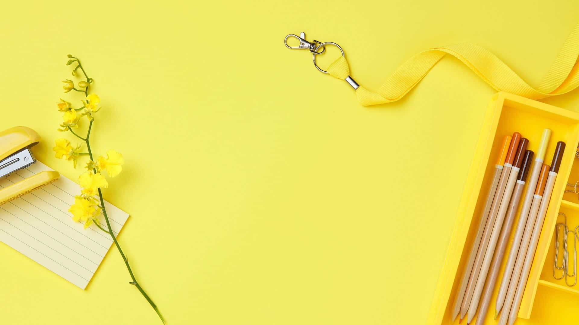 Pasiglahin ang iyong araw gamit ang dilaw na aesthetic background Wallpaper