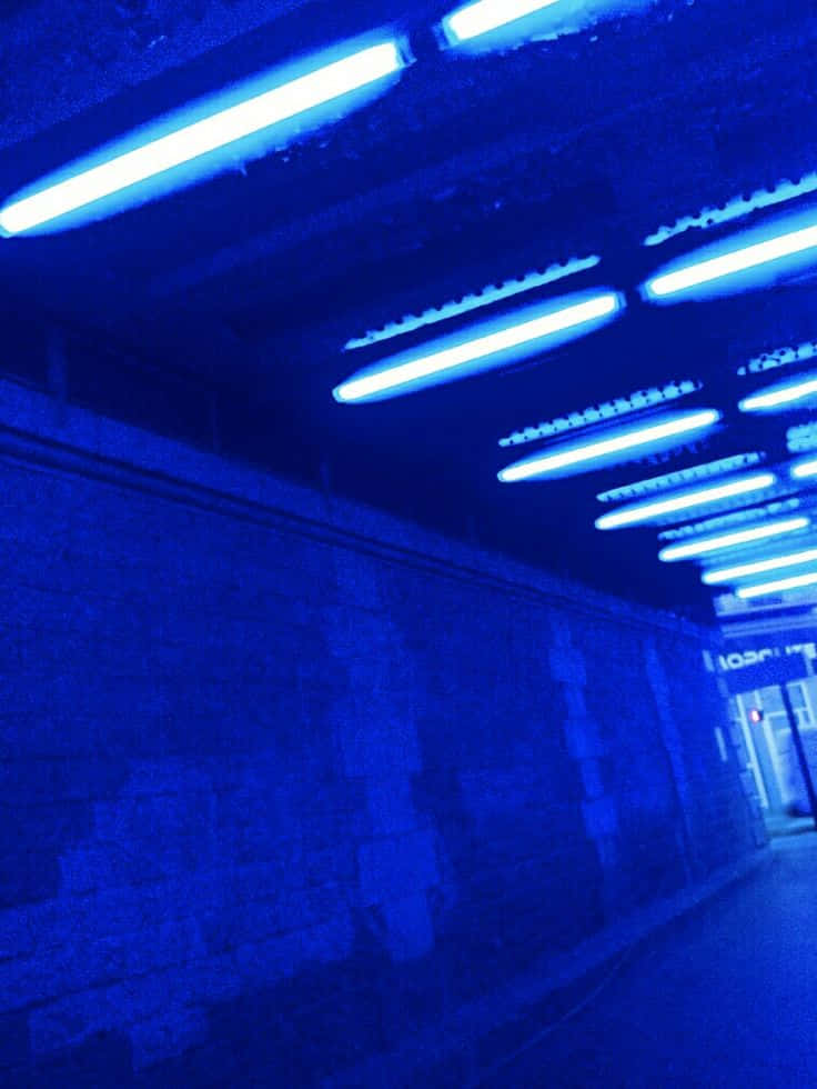 Pasiglahin ang iyong araw gamit ang makulay na Neon Blue Aesthetic Wallpaper