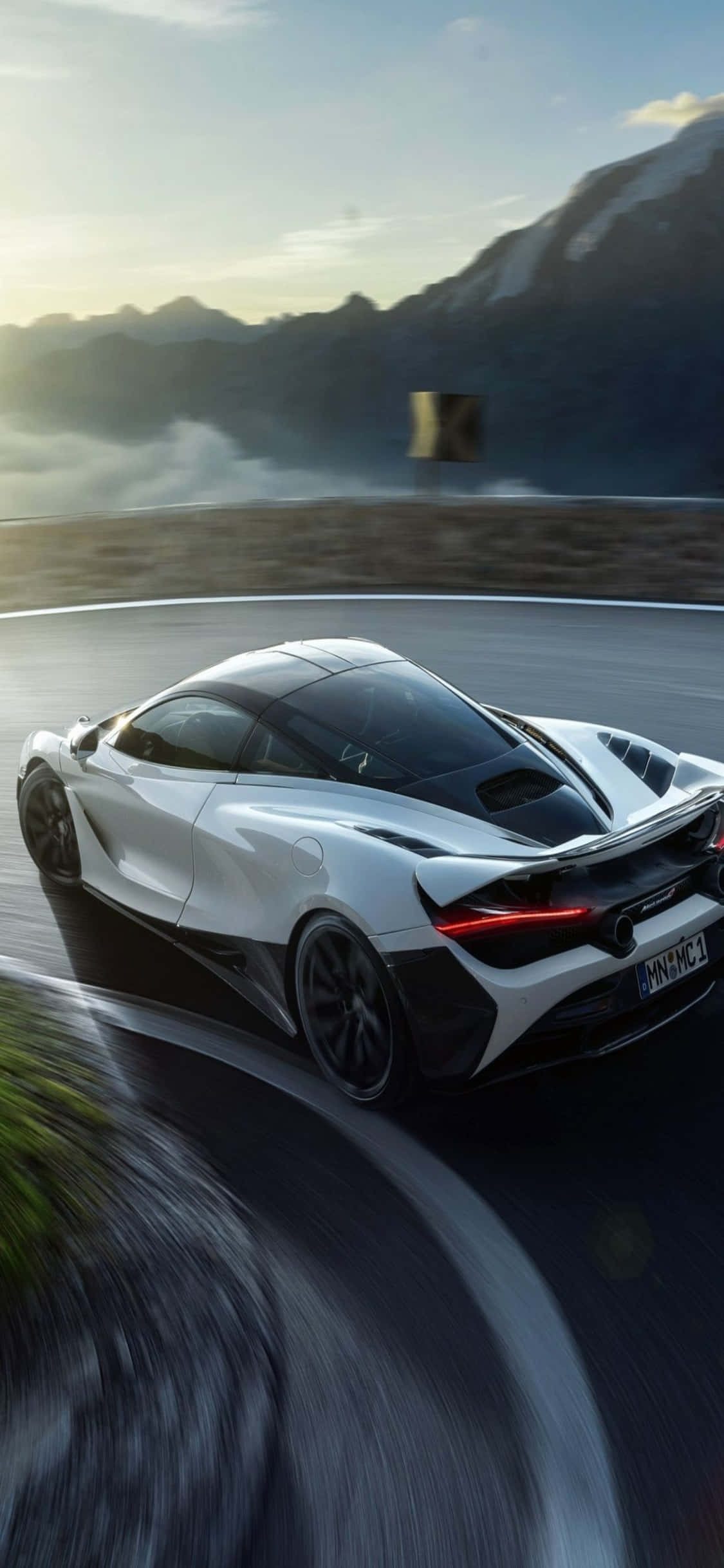 Pasiglahin ang Iyong Buhay gamit ang iPhone Xs at Mclaren 720s Wallpaper