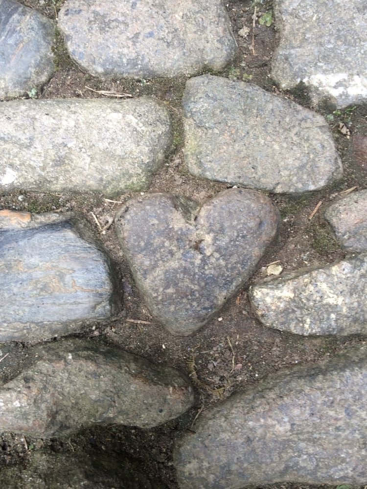 Pasiglahin ang iyong espasyo gamit ang heart aesthetic na ito! Wallpaper