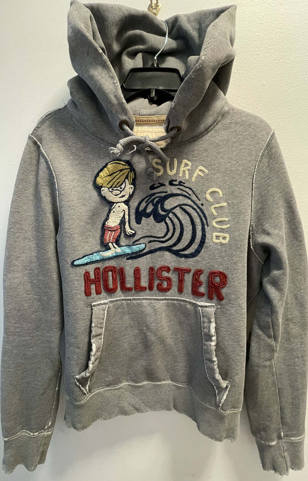 Pasiglahin ang Iyong Winter Wardrobe gamit ang mga Statement Pieces mula sa Hollister Wallpaper