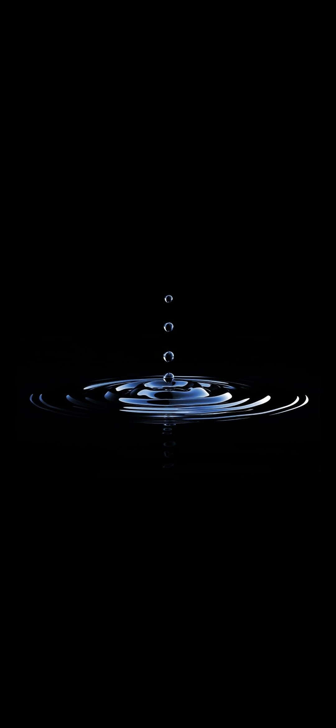 patak ng tubig sa itim na background Wallpaper