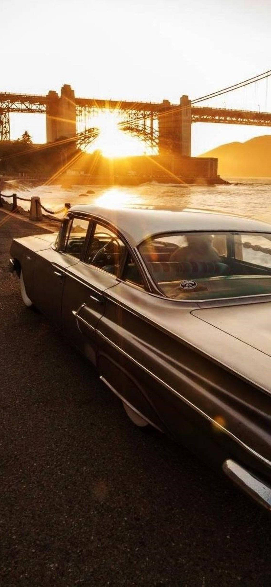 Patayong Araw sa Vintage Cadillac Wallpaper