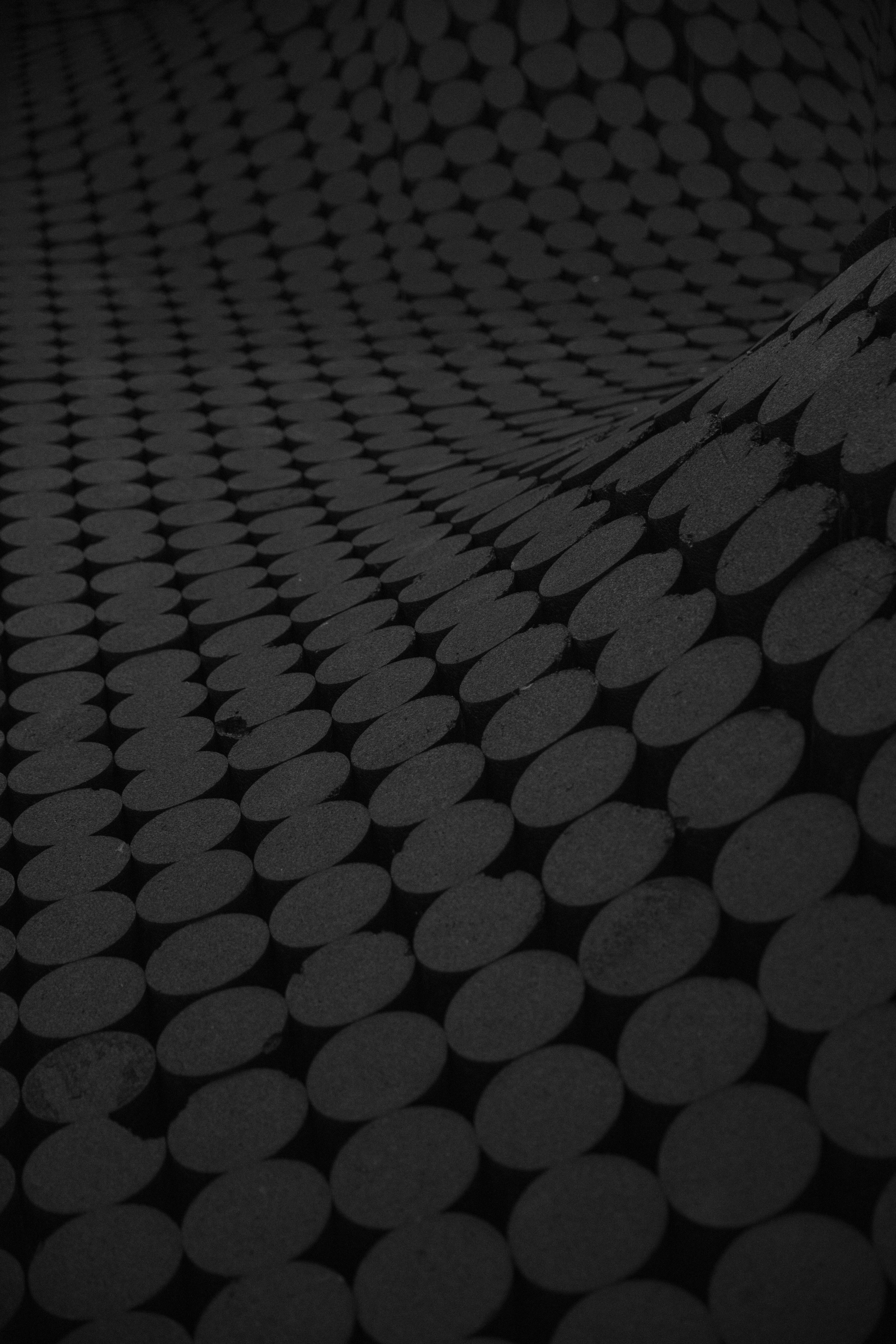 Pattern na Aesthetic na may Itim na Bilog Wallpaper