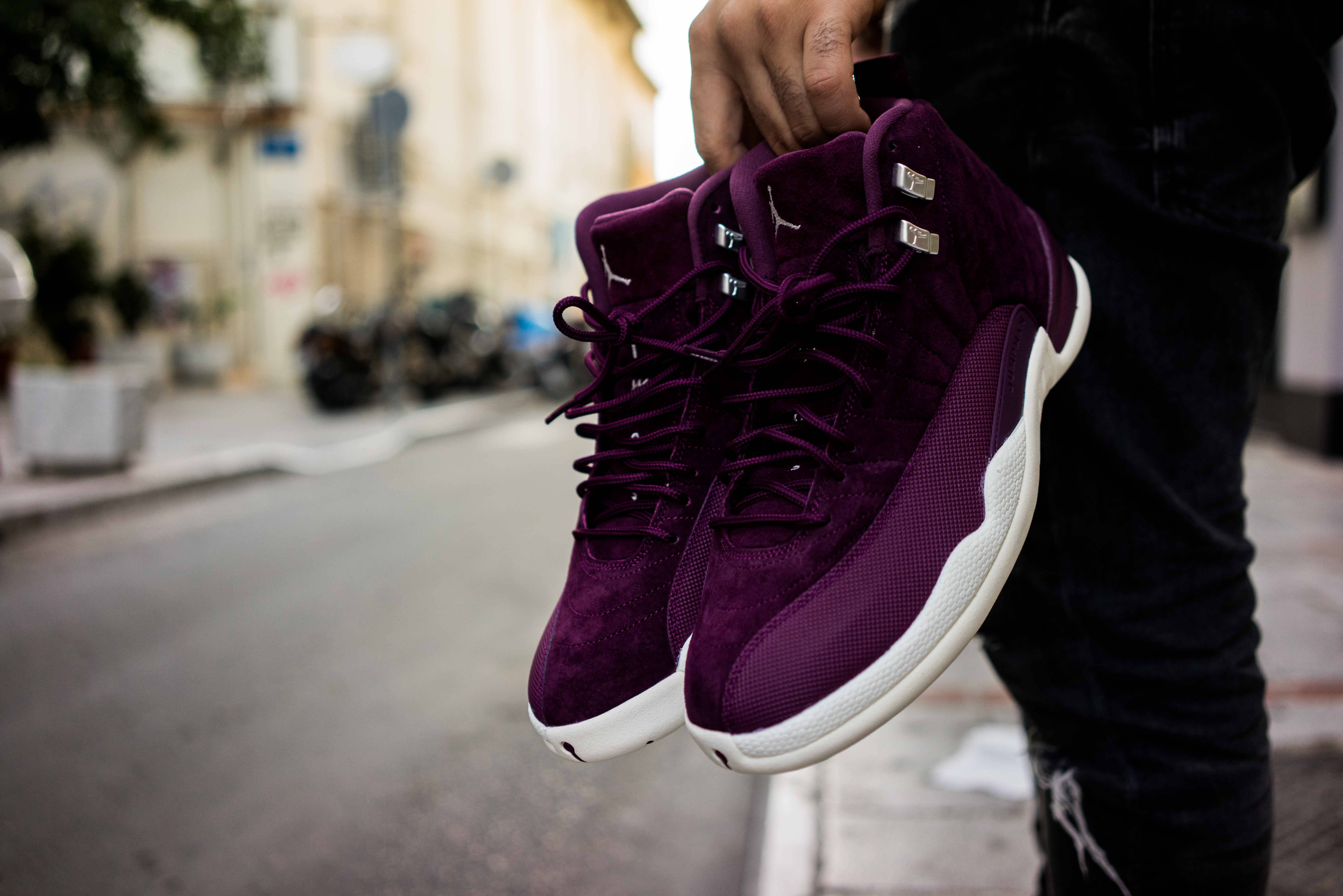 Patuloy na sumipa gamit ang bagong pares ng lilang sneakers na ito Wallpaper