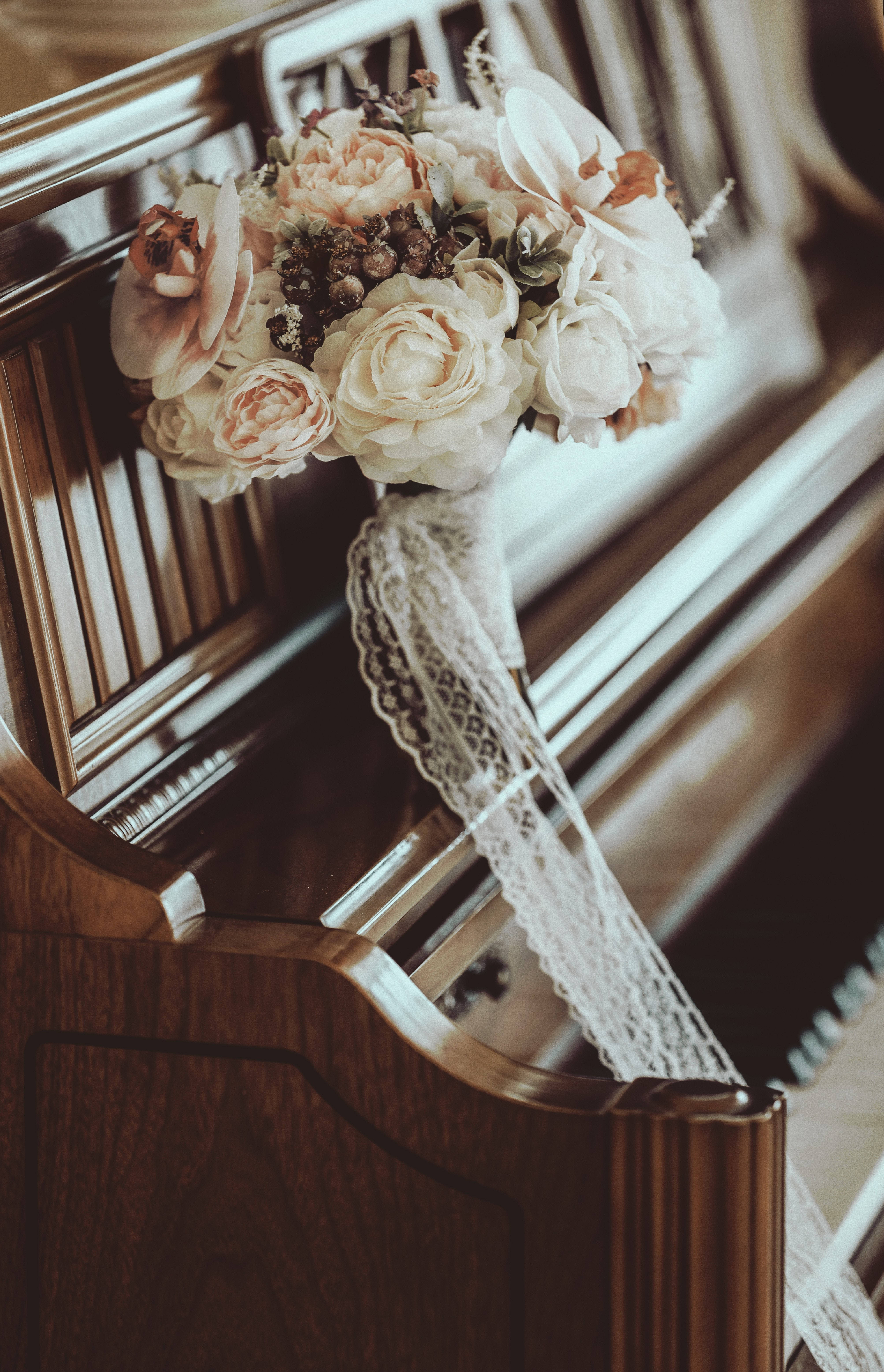 Piano na may Kamay na Bulaket na Bulaklak Wallpaper