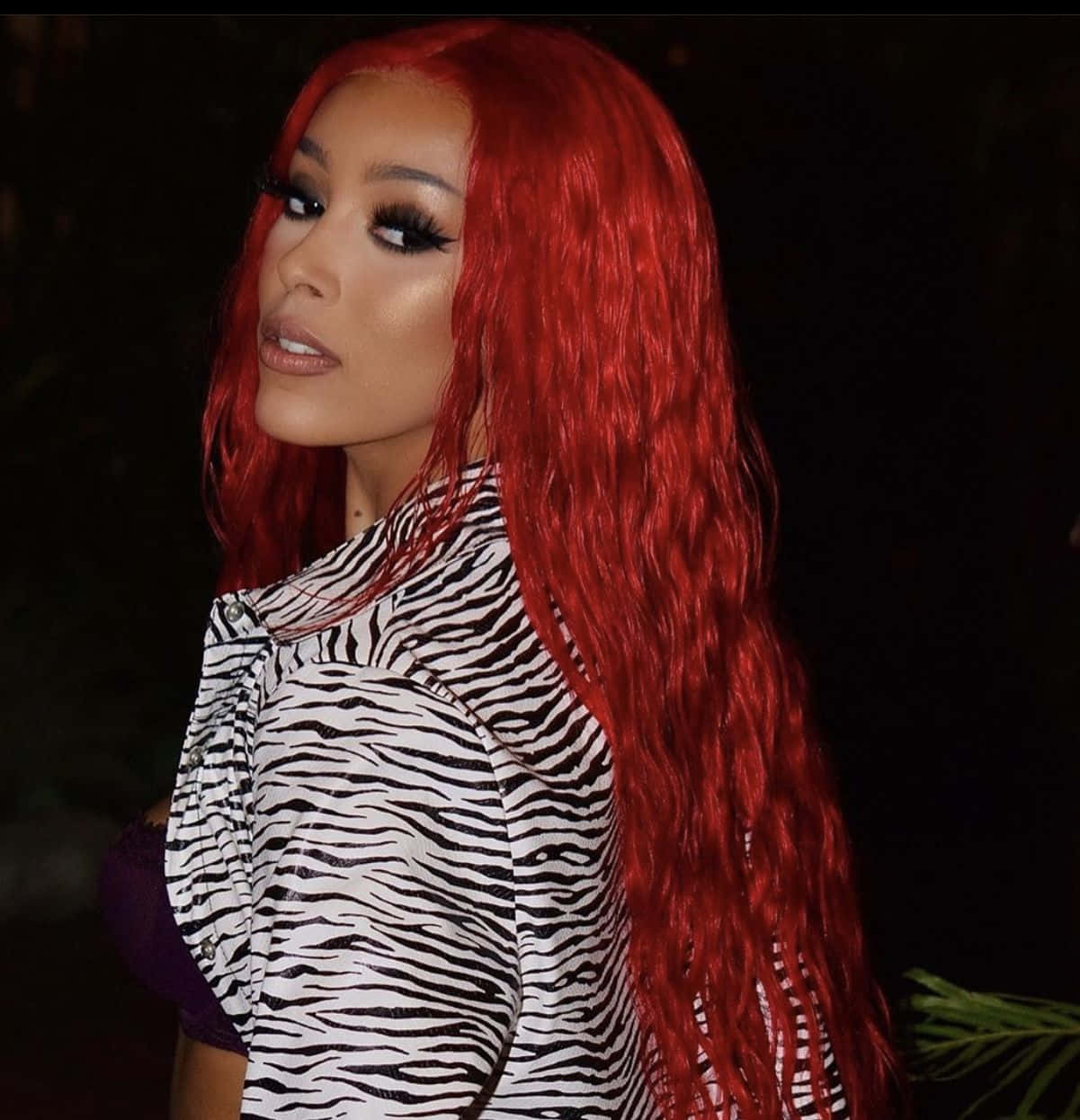 Pinaghalo ni Doja Cat ang hip-hop at pop, pumapasok sa mainstream charts. Wallpaper