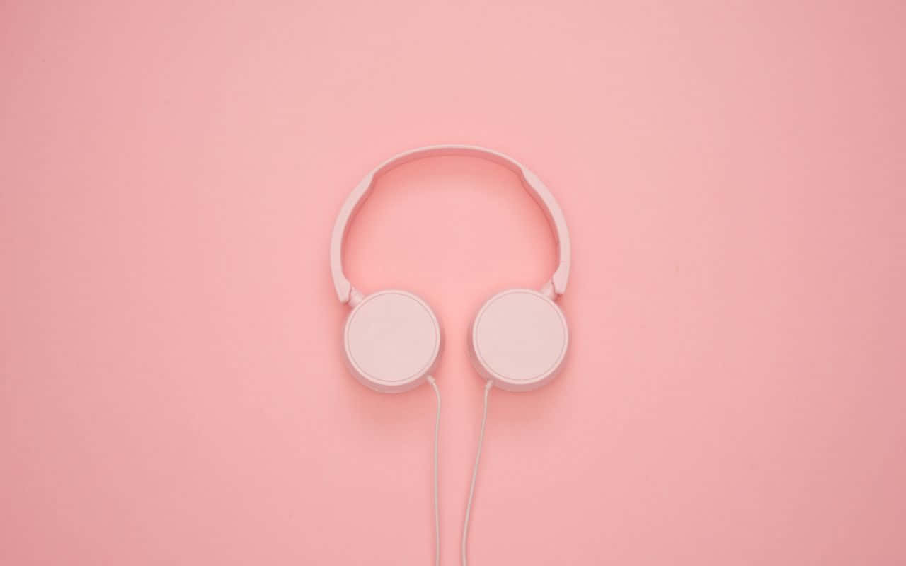 pink headphones sa pink na background Wallpaper