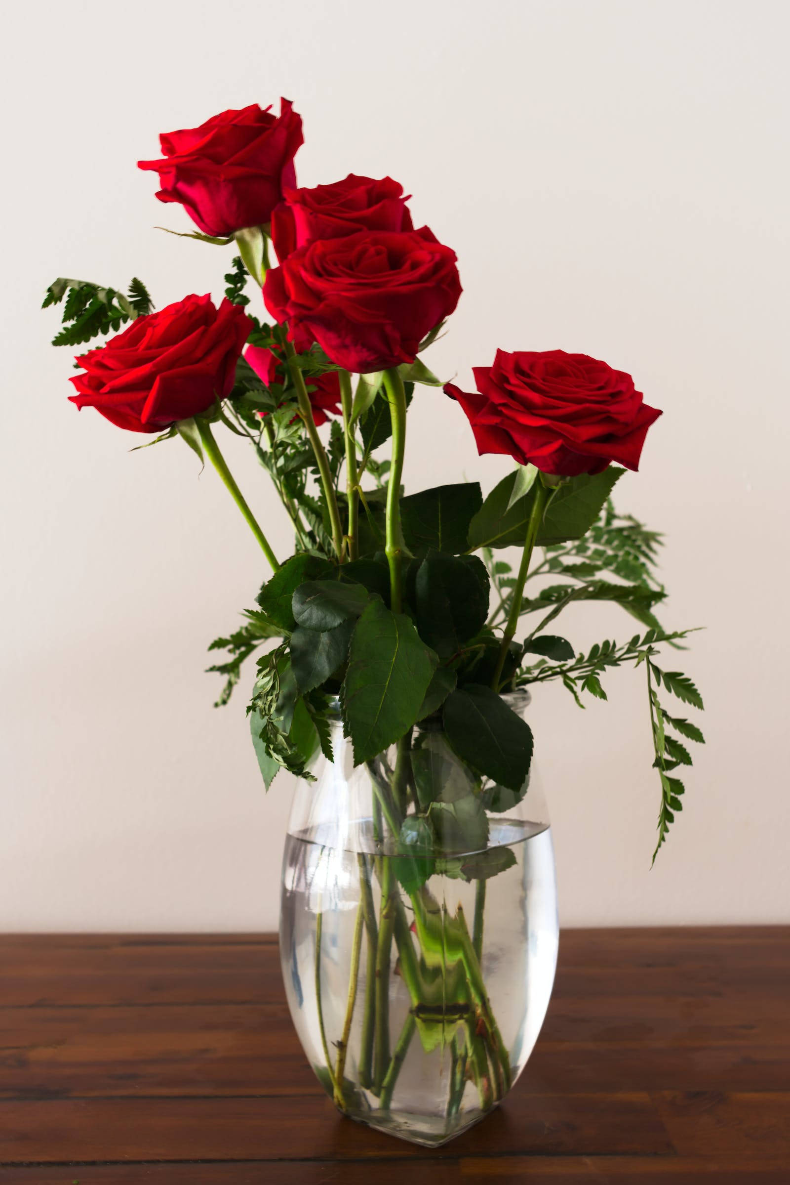 Plorera ng Pulang Rosas na Bulaklak Wallpaper