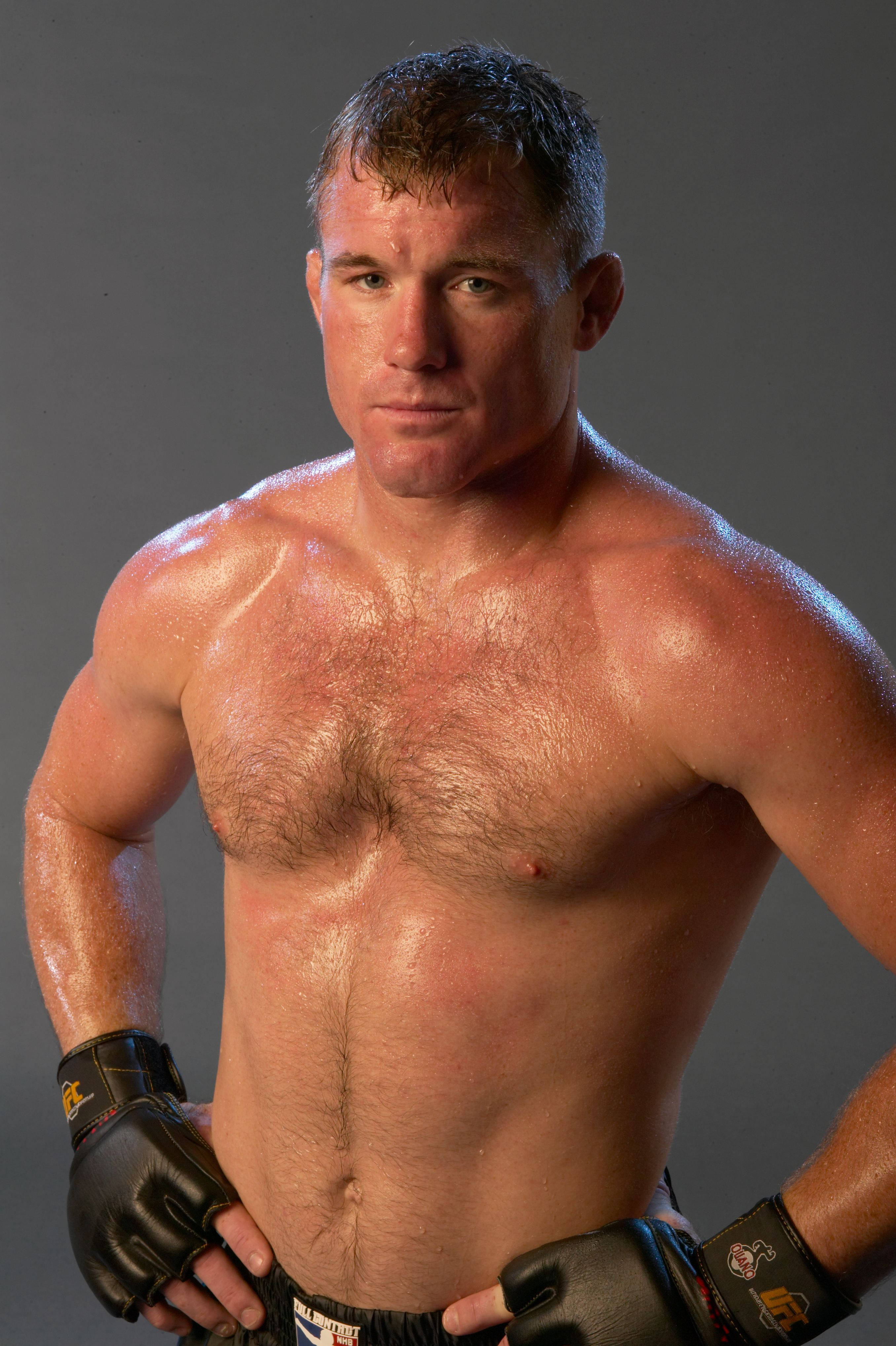 Portrait ni Matt Hughes Nagpopose Wallpaper