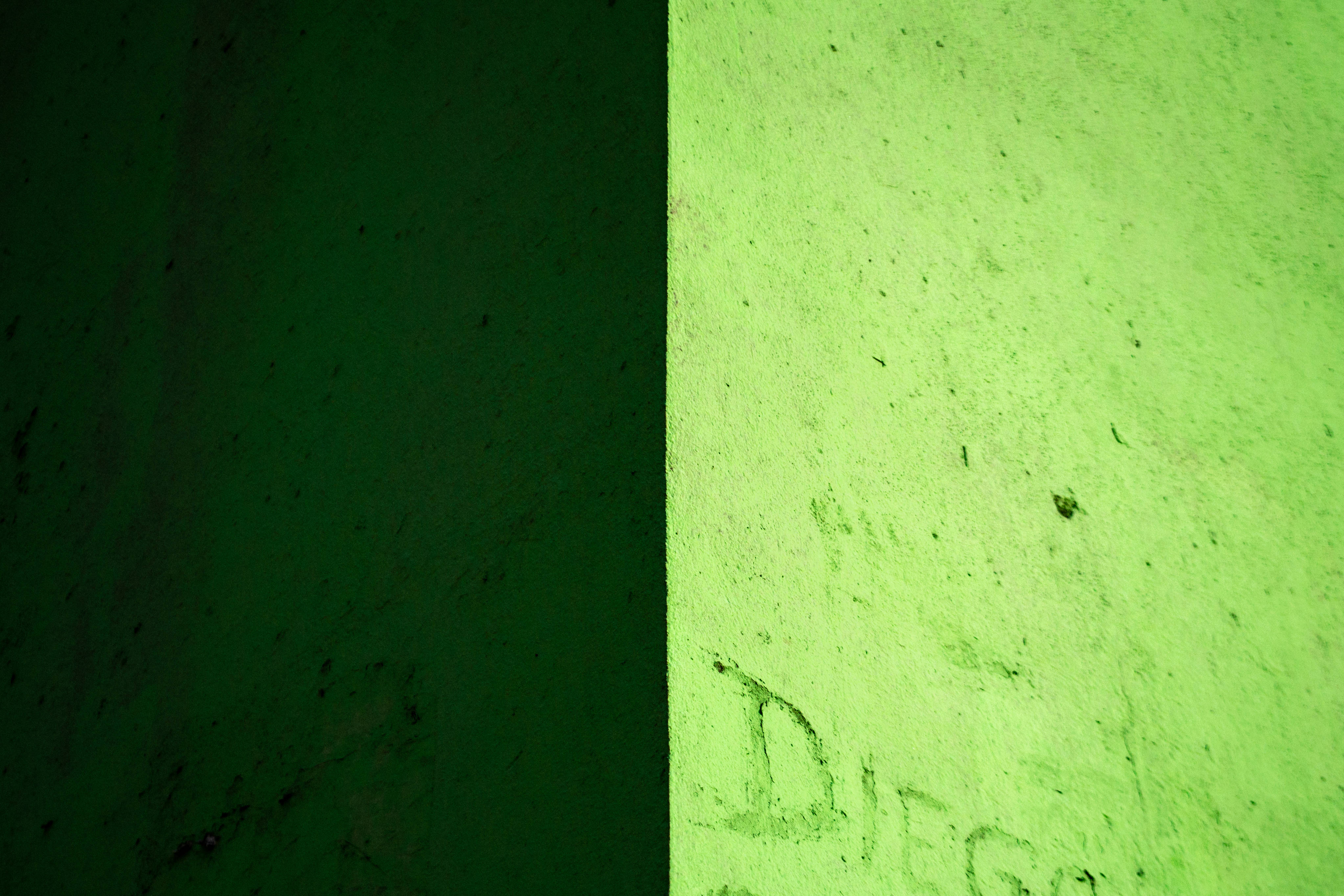Poste ng Gusali sa Maputlang Berde Wallpaper