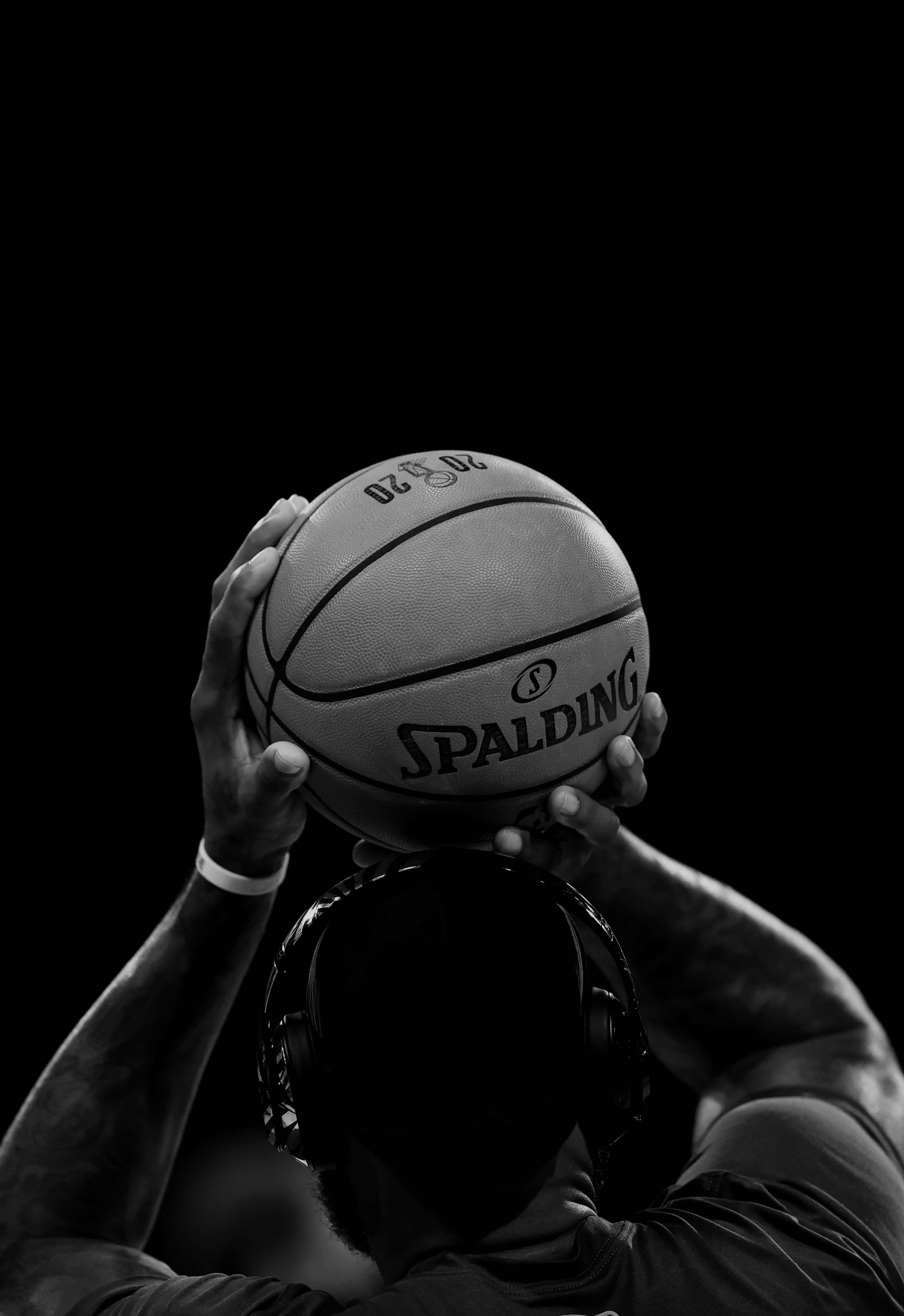 Poster ng Itim na Basketball na Spalding Wallpaper