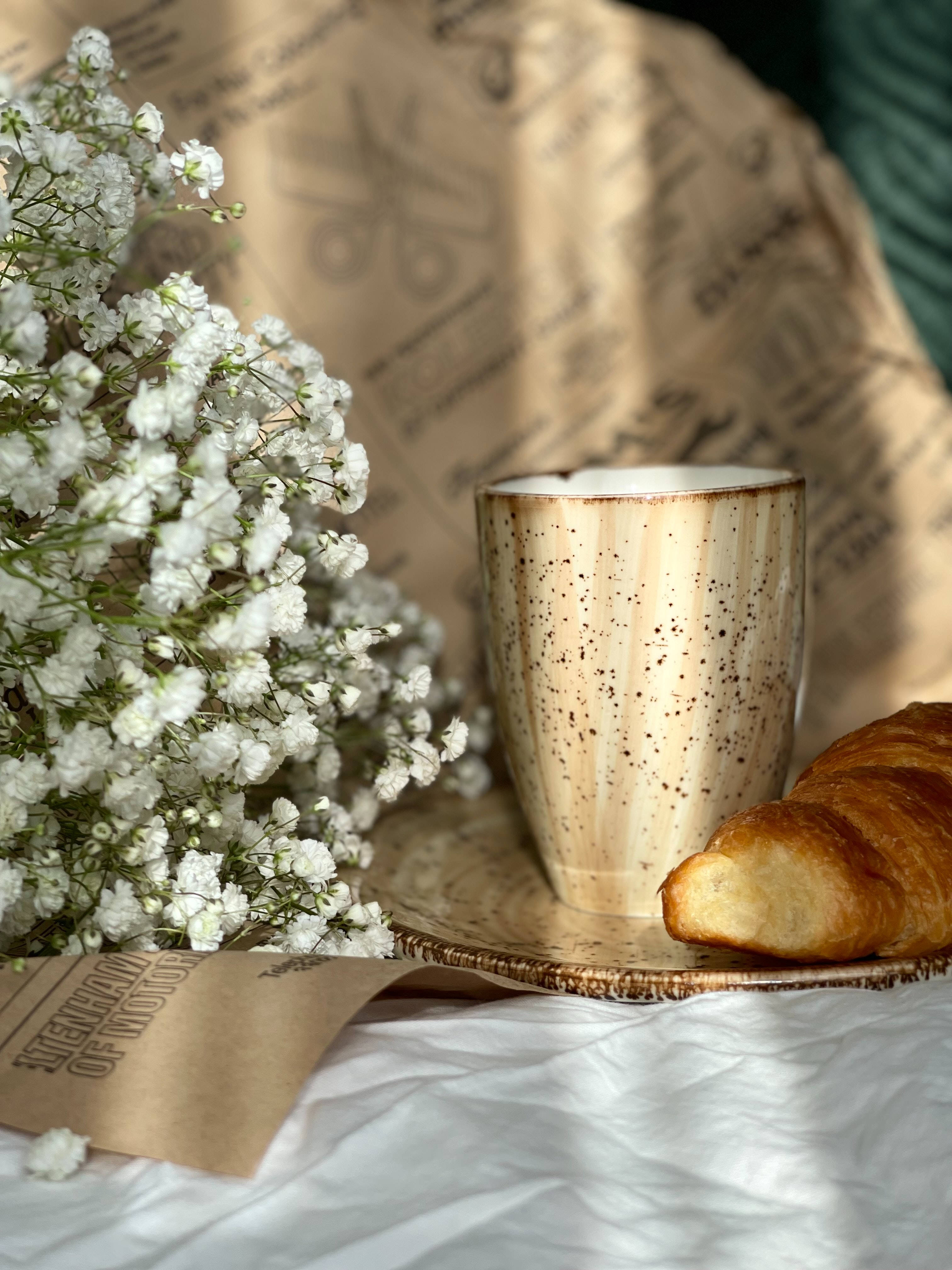 Preppy Aesthetic na Kape at Croissant Wallpaper