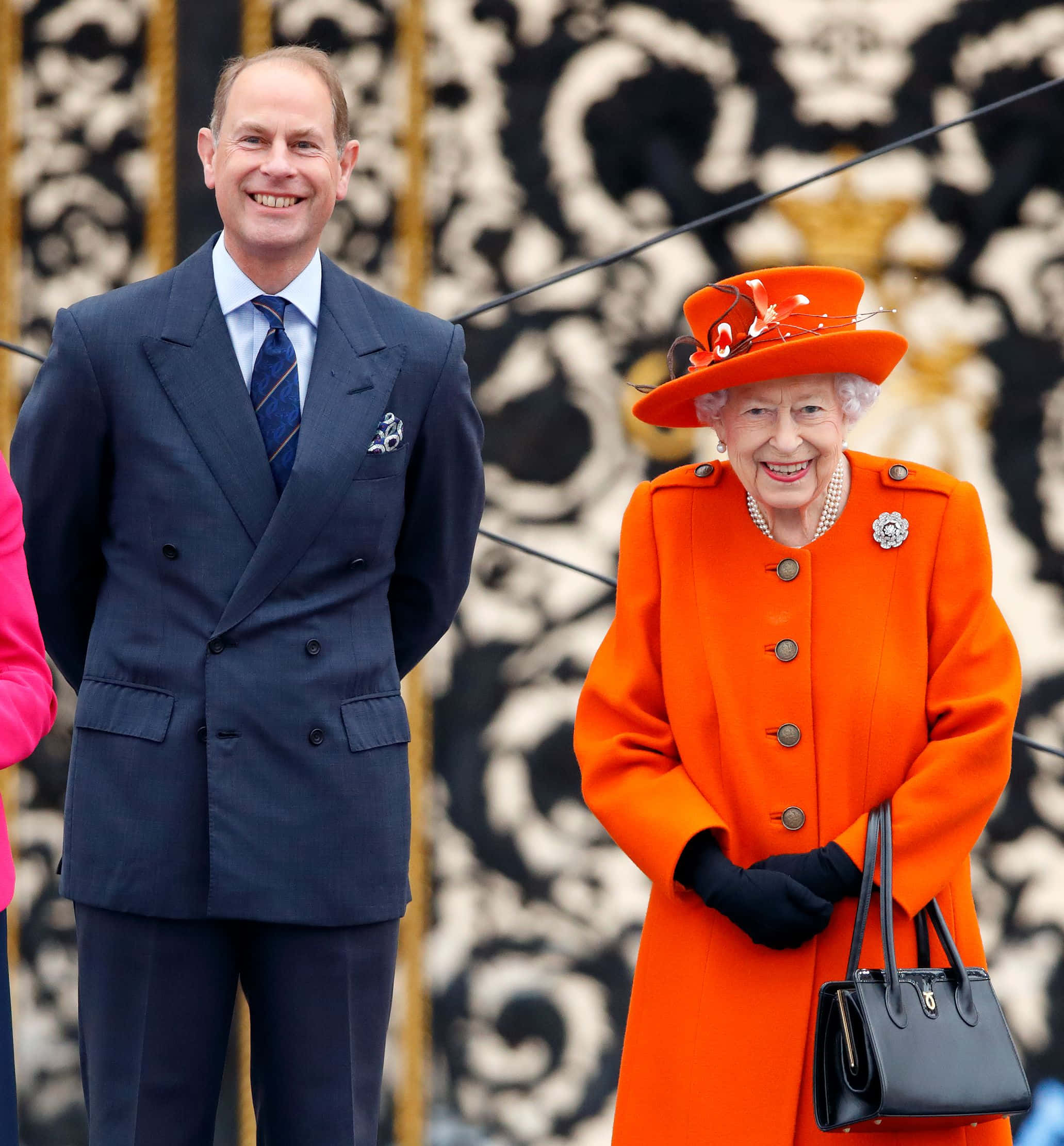 Prince Edward Kasama si Queen Elizabeth II Wallpaper