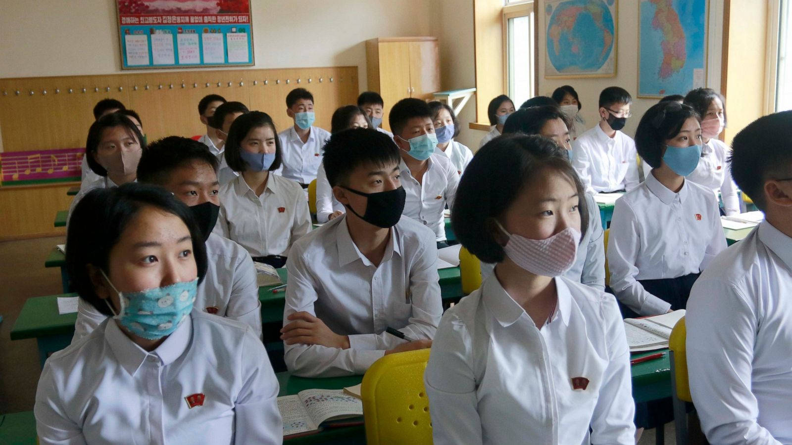 Propesyonal sa Medikal na Protektibong Gamit na May Hawak na Test Kit para sa Coronavirus Wallpaper