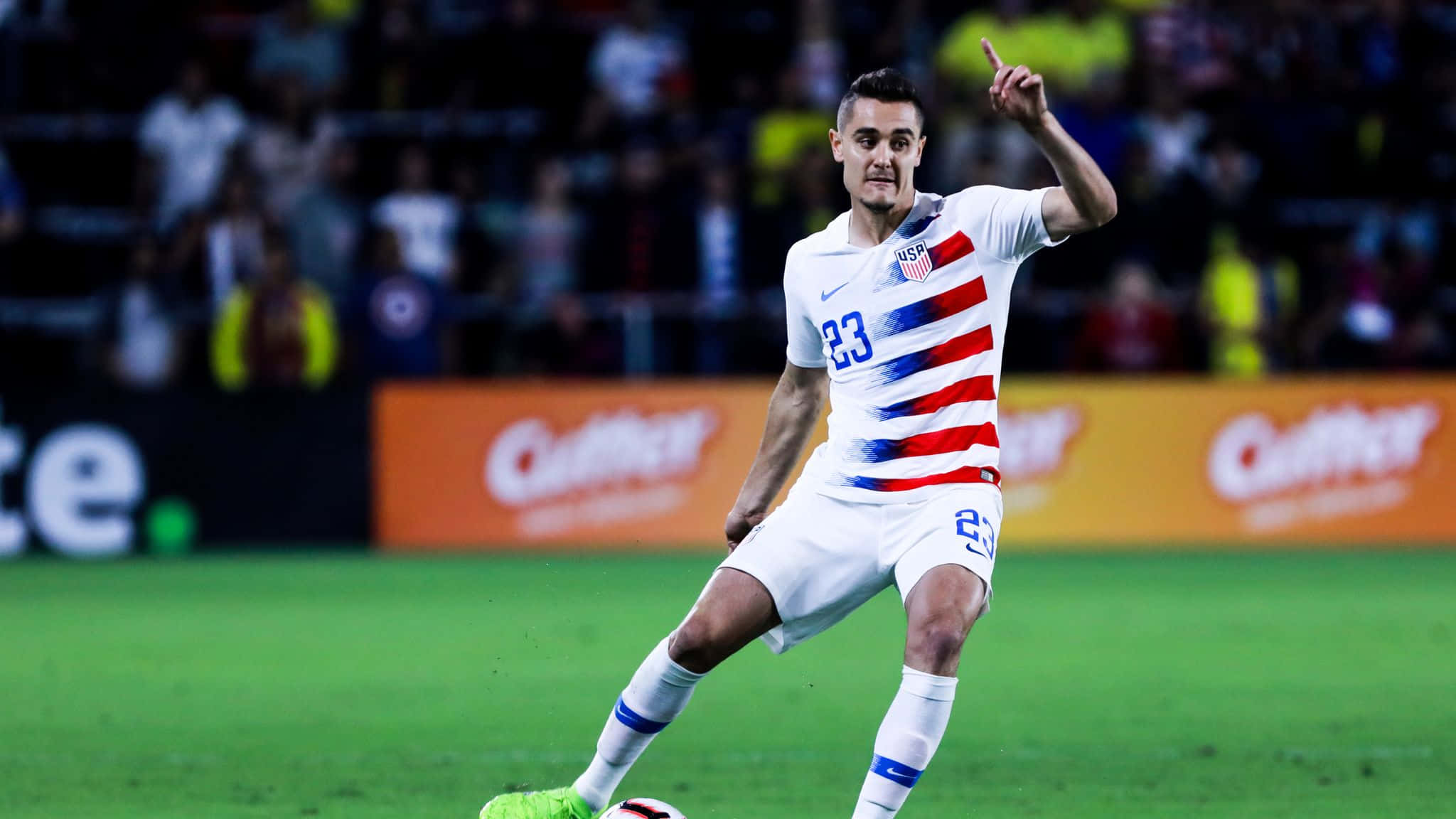 Propesyonal na Manlalaro ng Soccer na si Aaron Long Laban sa Ecuador Wallpaper