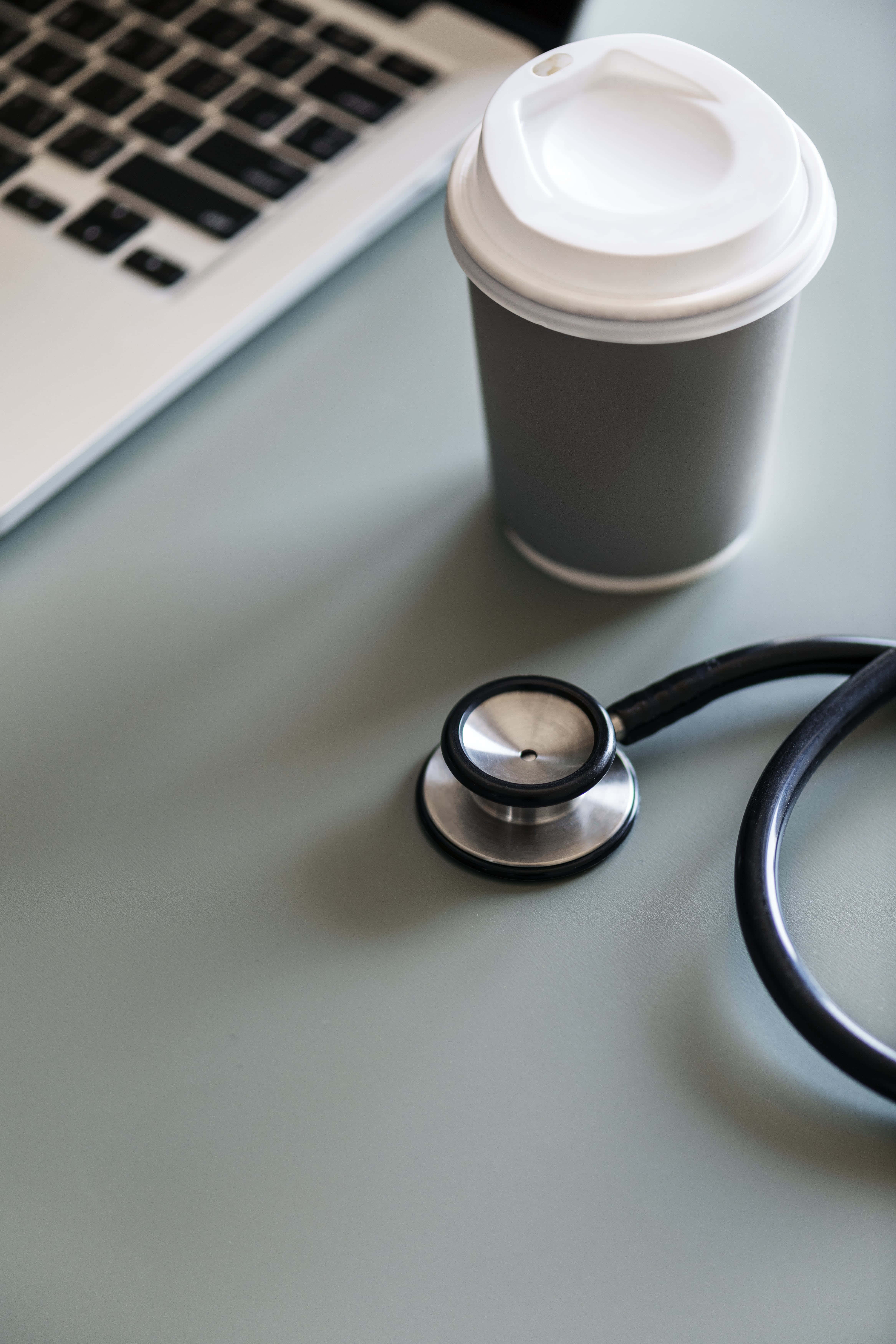 Propesyonal na stethoscope sa isang surface Wallpaper
