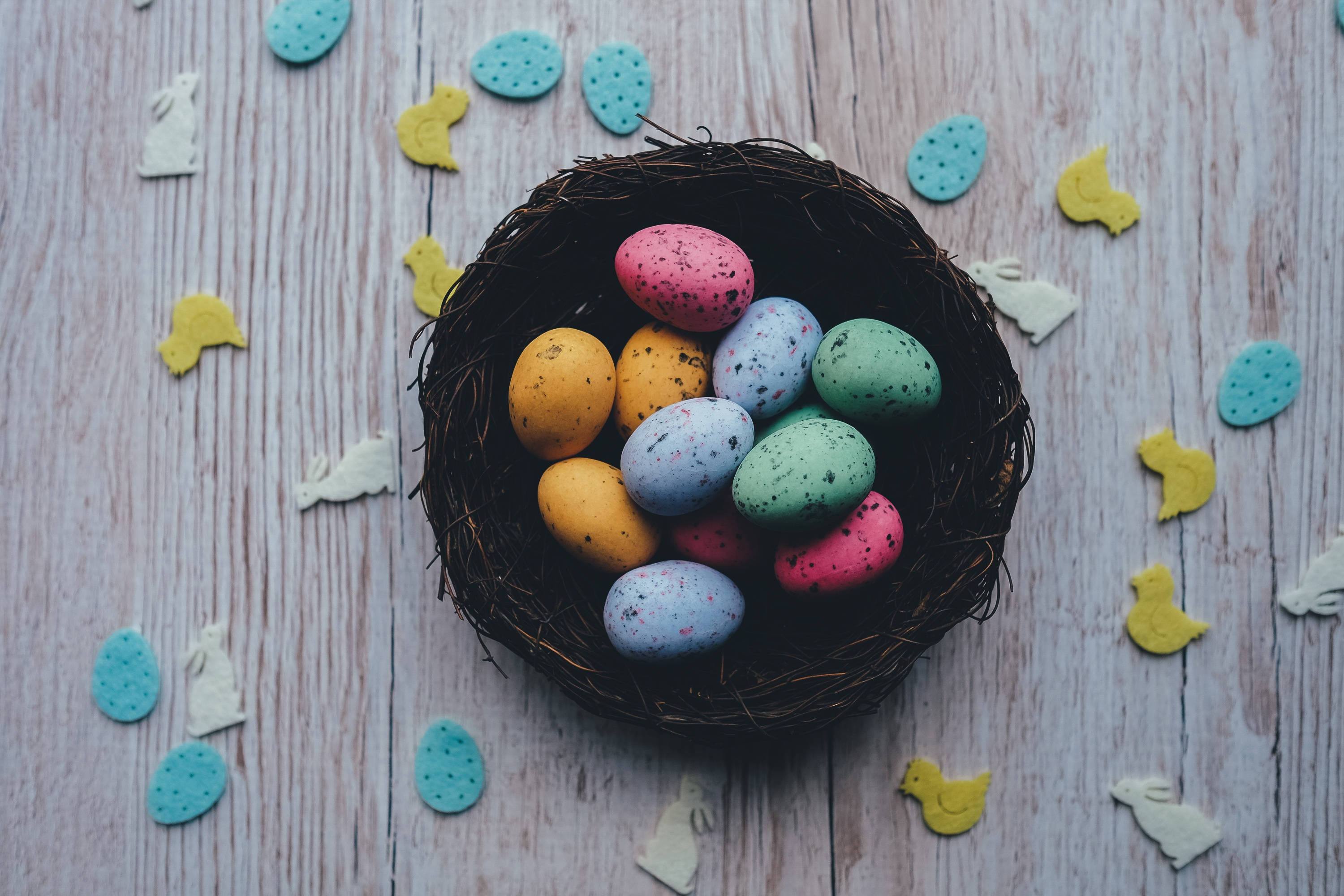 Pugad ng Makukulay na Easter Quail Egg Wallpaper