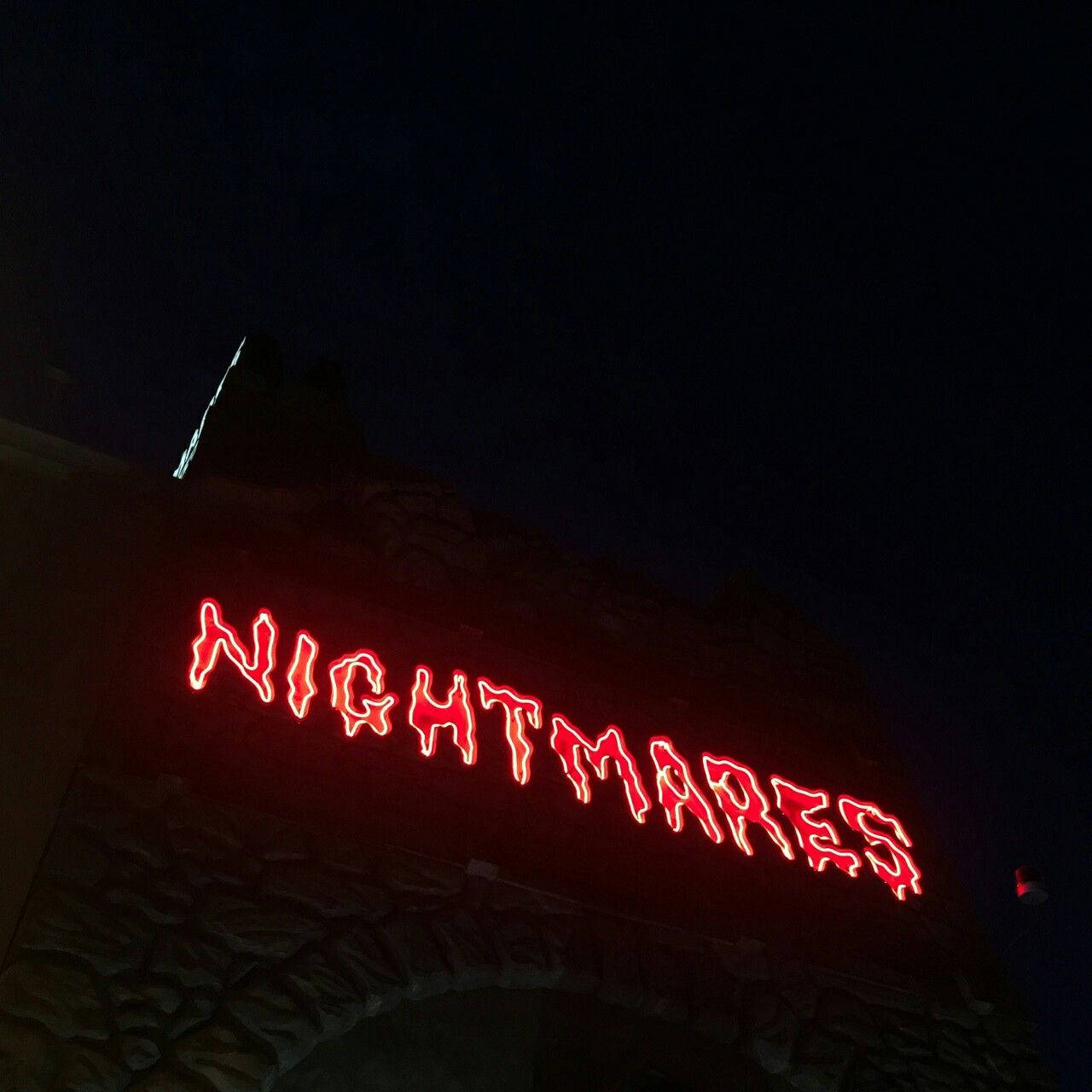 Pulang Aesthetic na Bangungot sa Neon Wallpaper