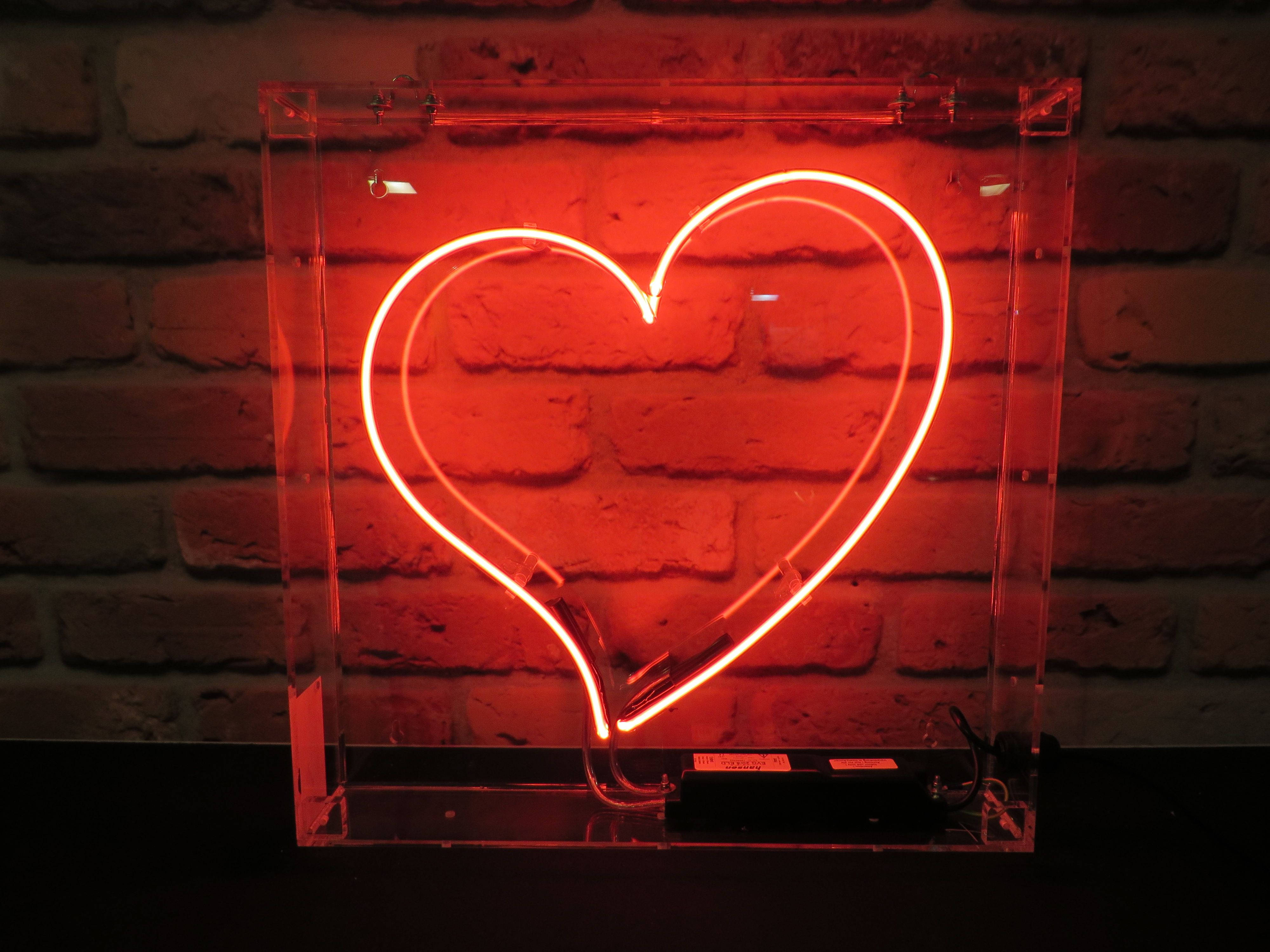 Pulang Aesthetic na Neon Heart Lamp Wallpaper