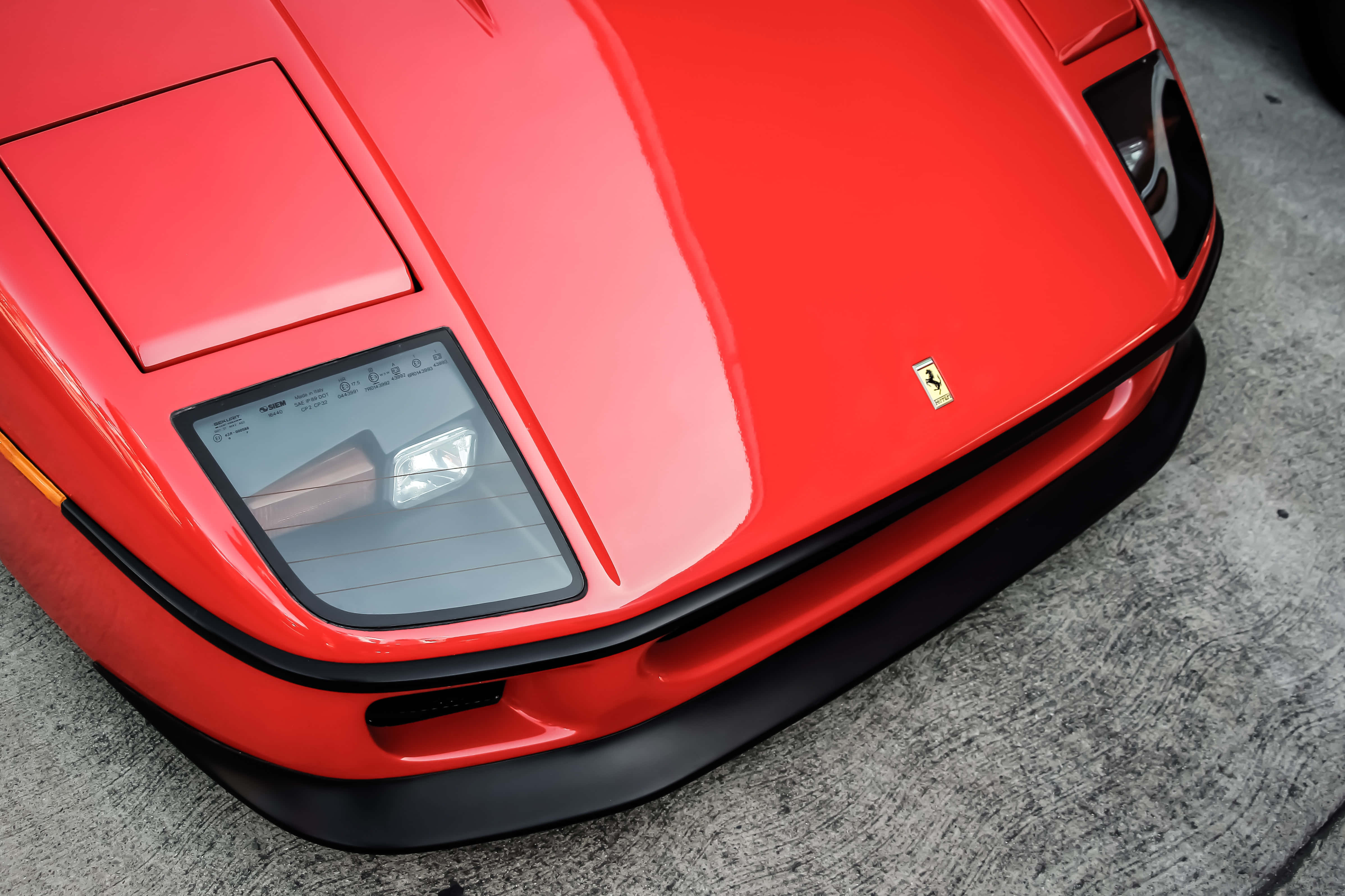 Pulang Ferrari sa paikot-ikot na daan laban sa tanawin ng taglamig Wallpaper
