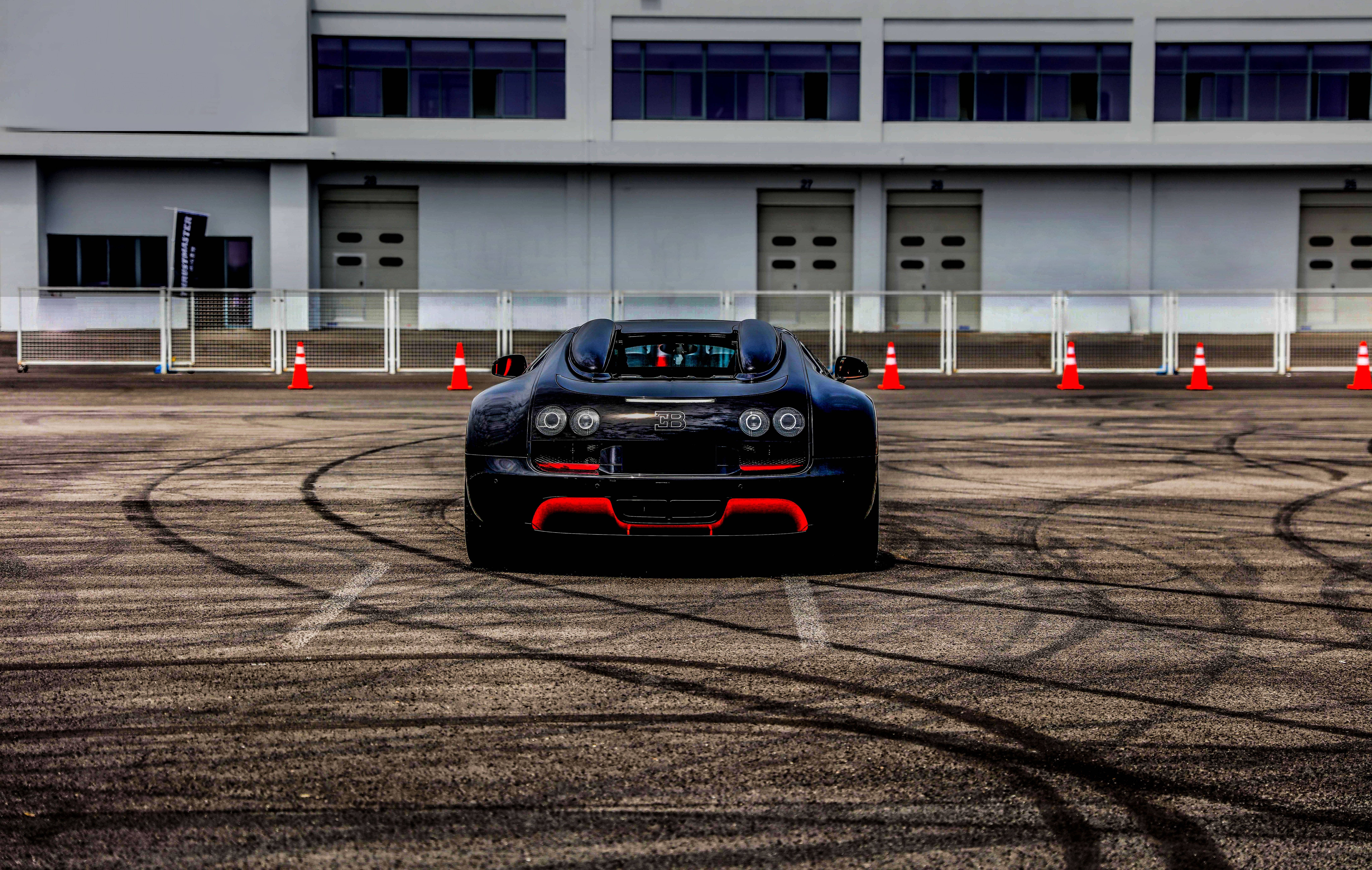 Pulang-Itim na Bugatti Veyron Wallpaper