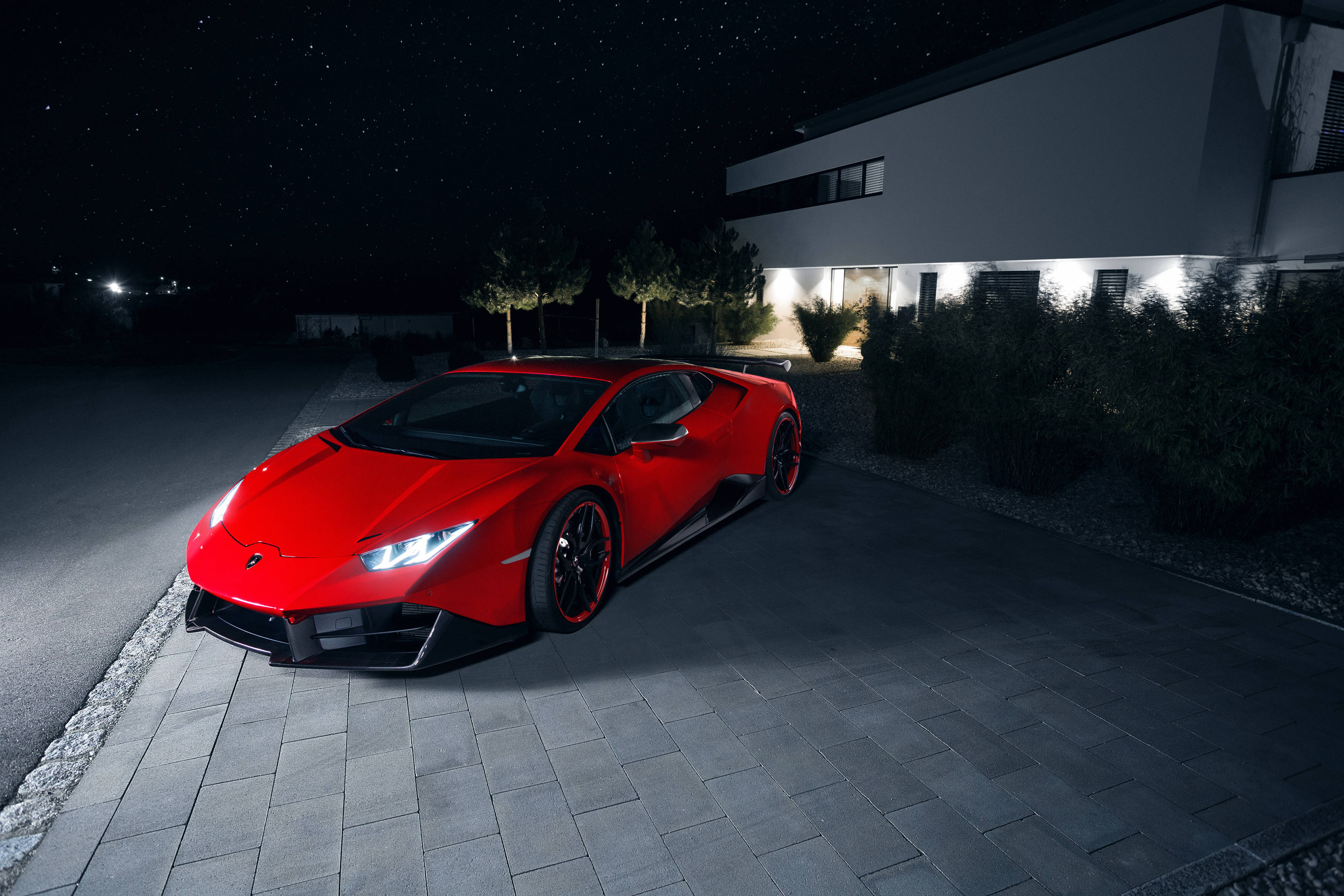 Pulang Lamborghini Huracan sa Gabi Wallpaper