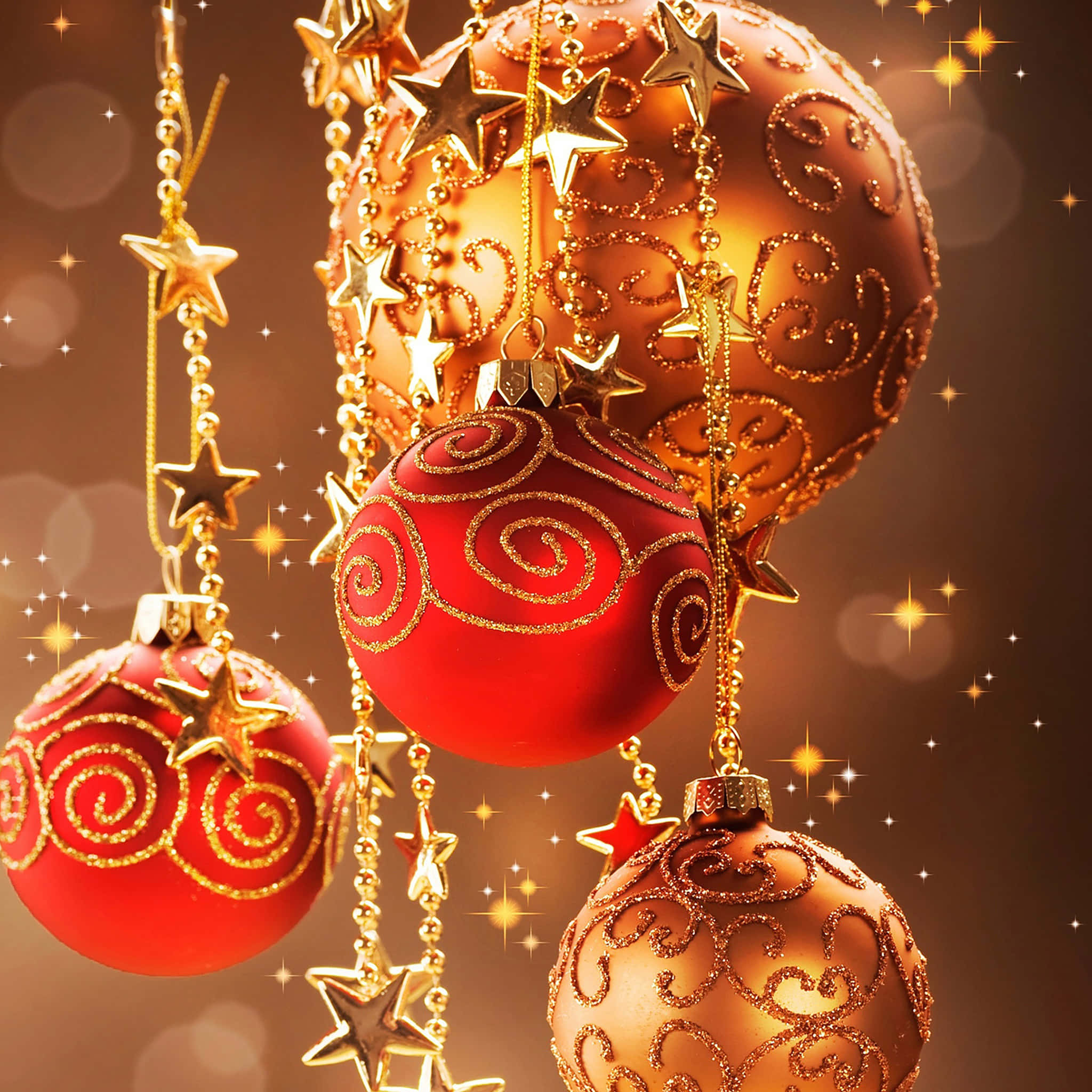 Mga Pulang Ornament sa Bisperas ng Pasko Wallpaper