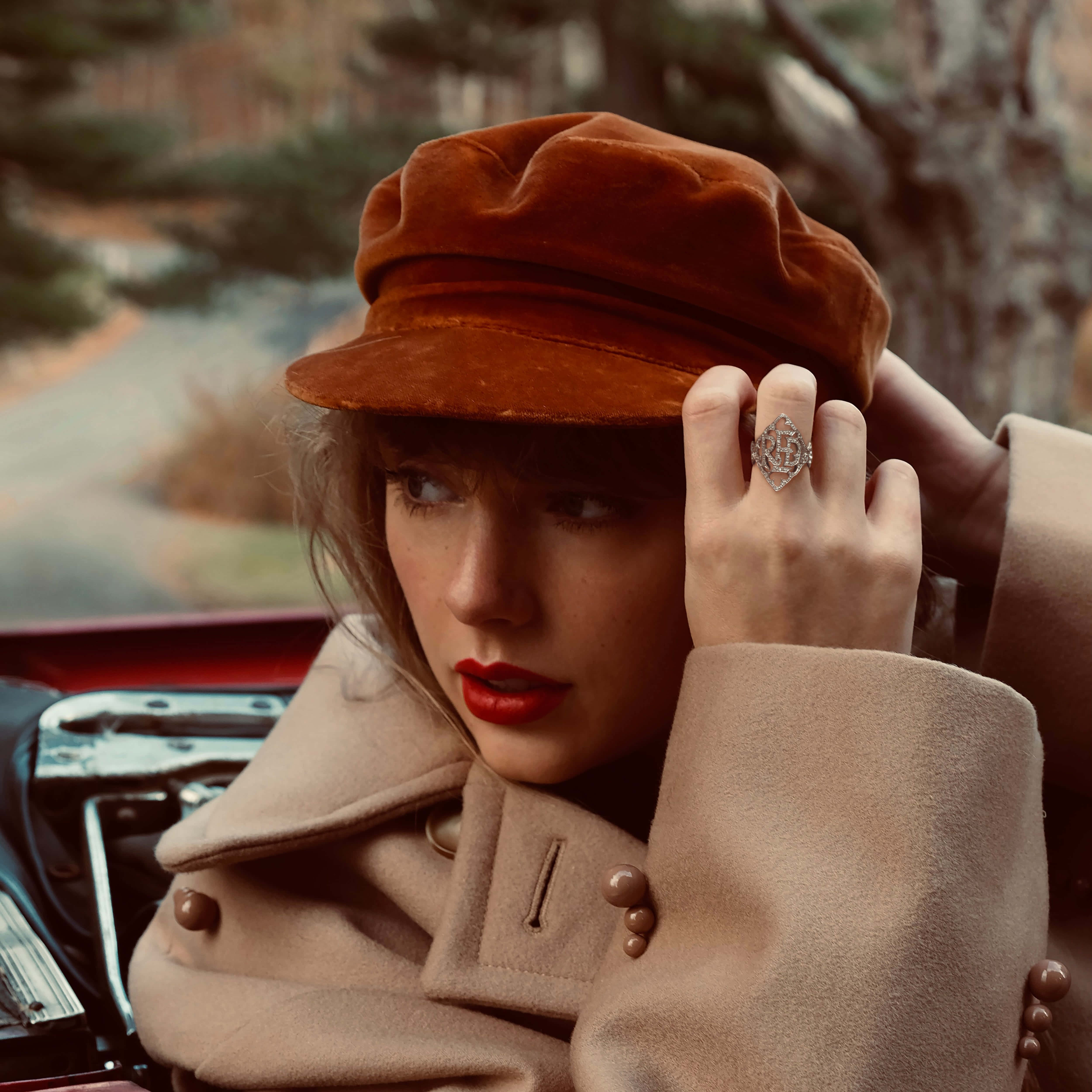 Pulang Taylors Version na May Nakatutuwang Beret Hat Wallpaper